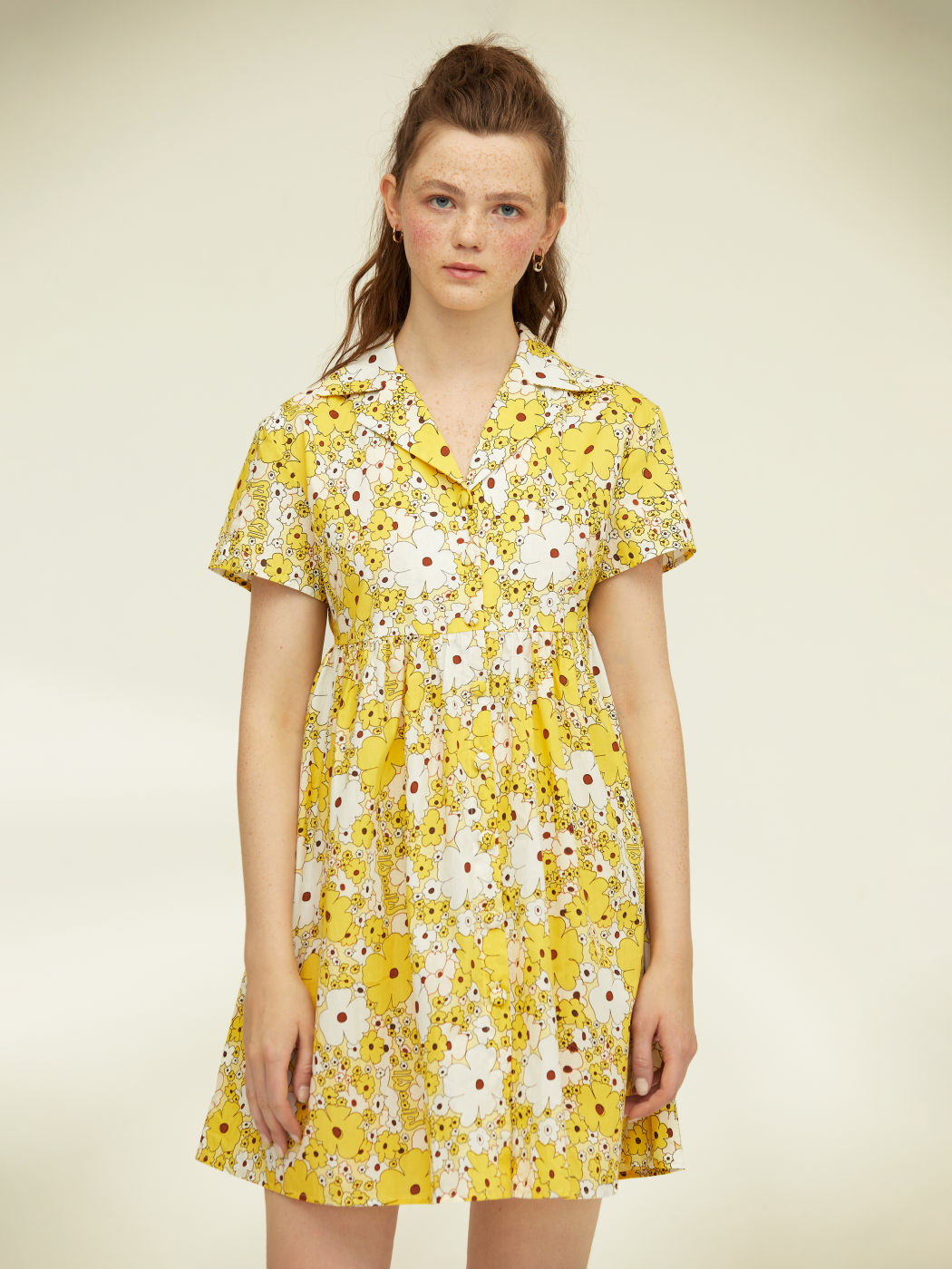 Gelbes Minikleid mit Blumenmuster