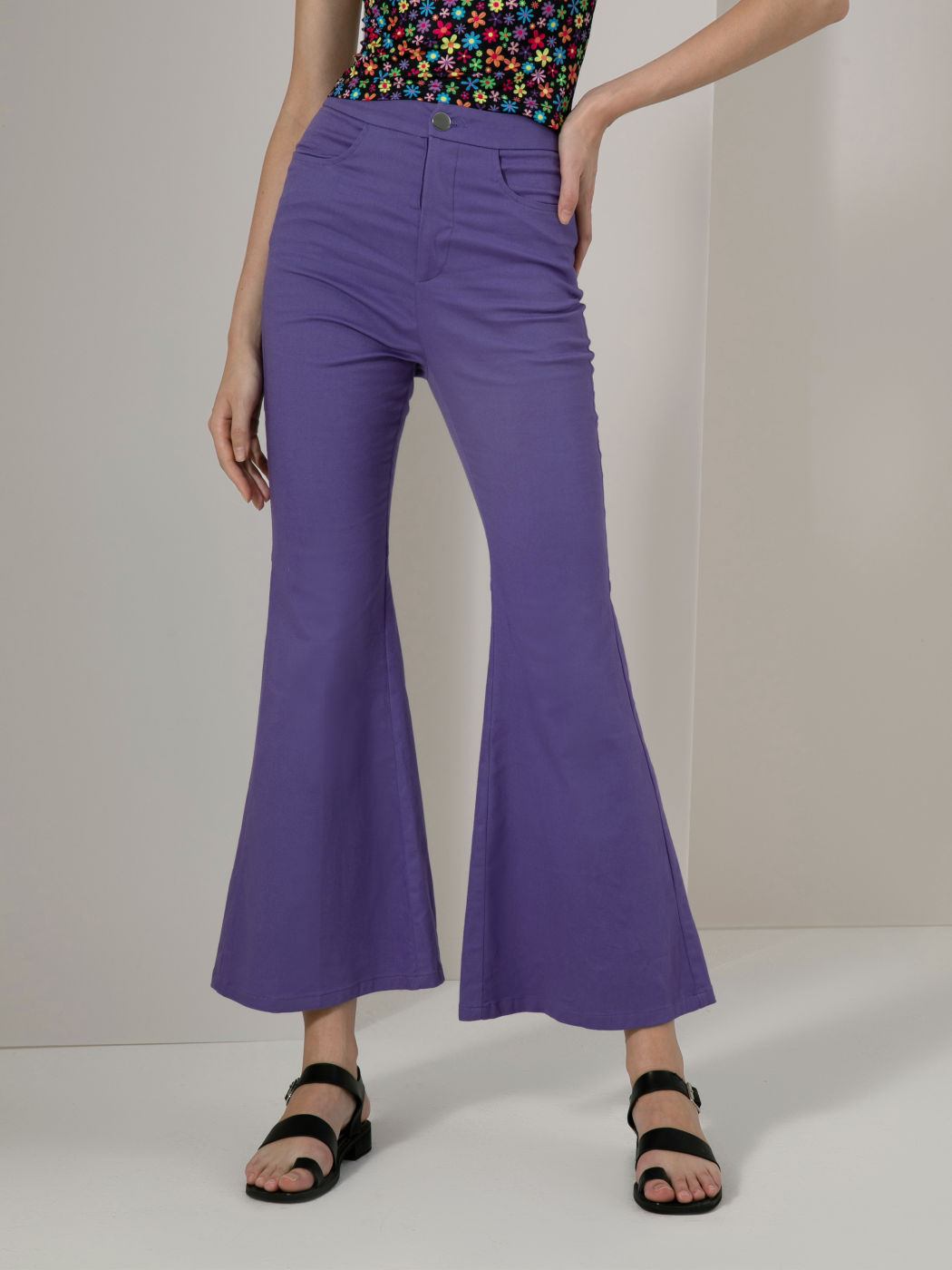 Lila Schlagjeans mit Herzdetail