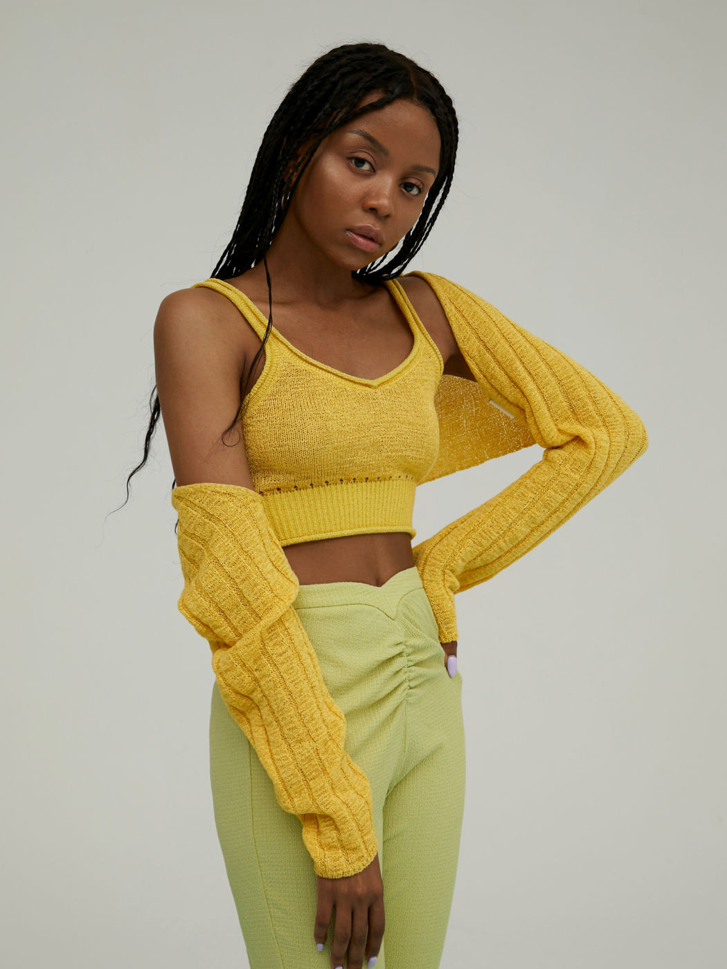 Senf auf Top-Strick-Tanktop
