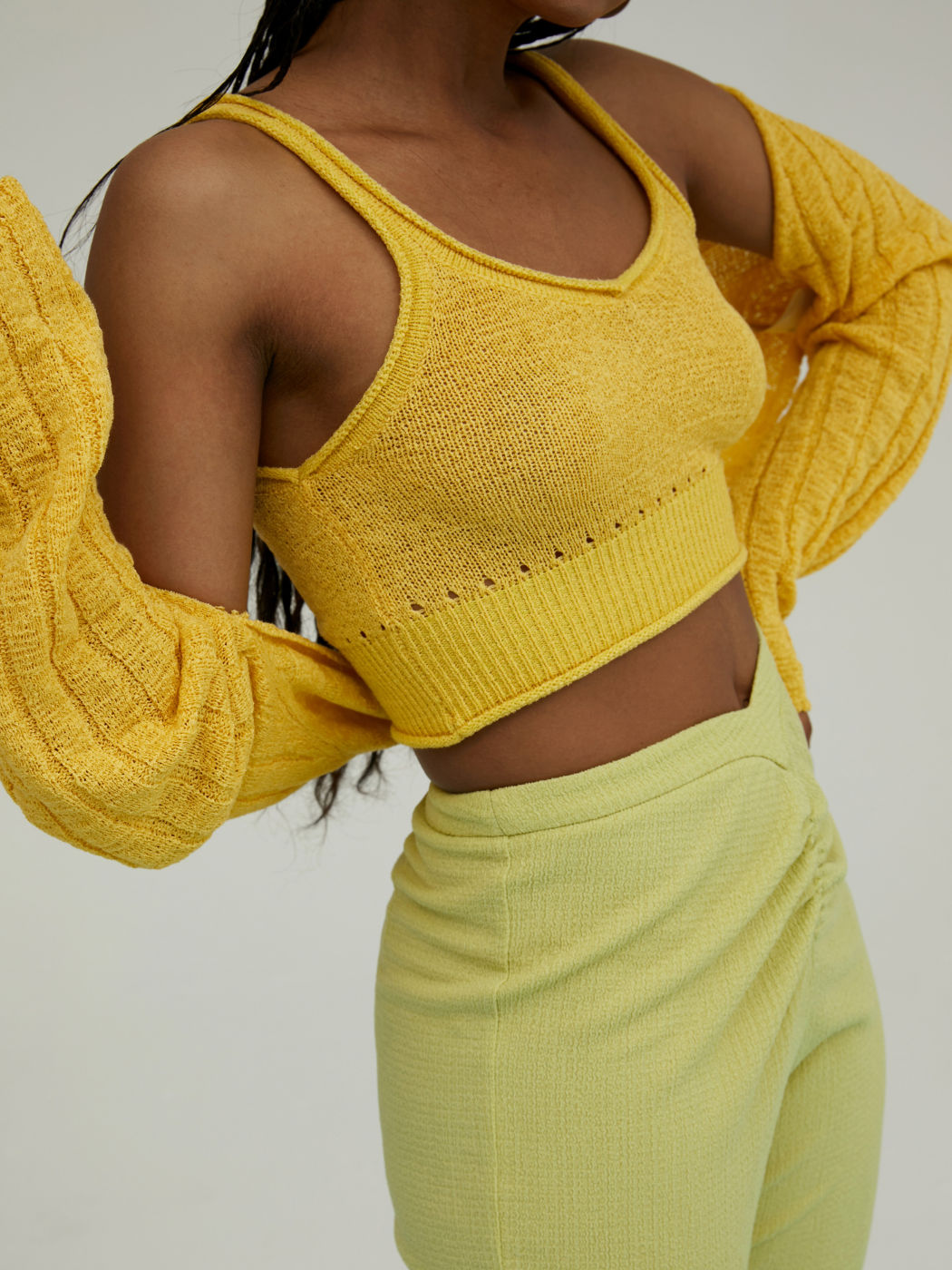 Senf auf Top-Strick-Tanktop