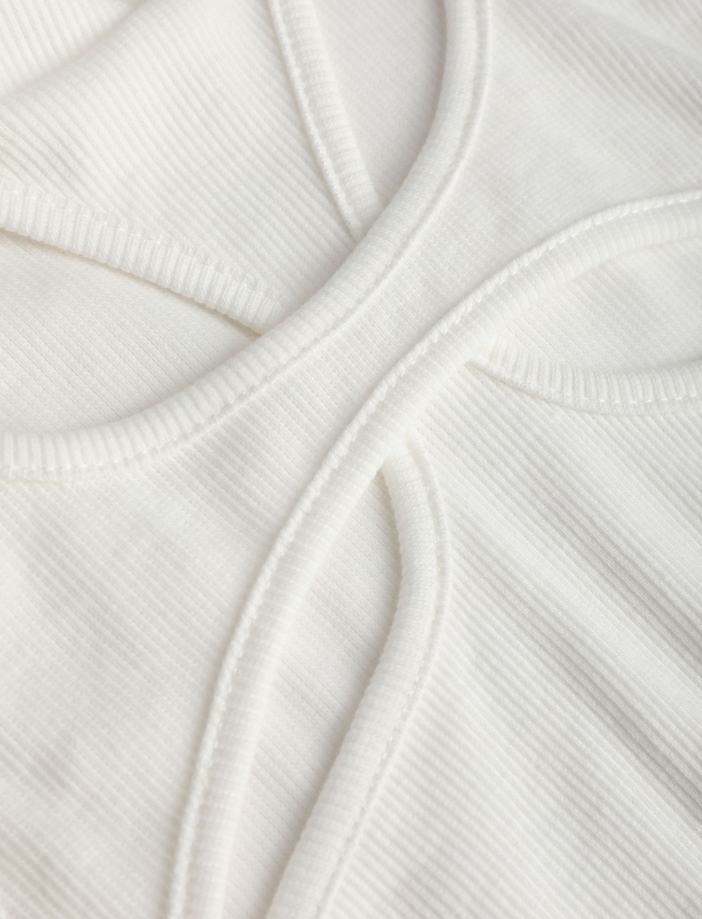 T-shirt blanc découpé