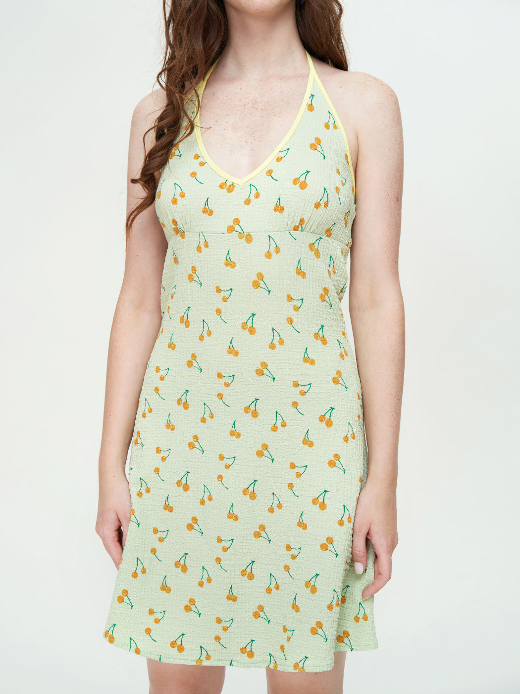 Figurbetontes Halterkleid mit Kirschdruck