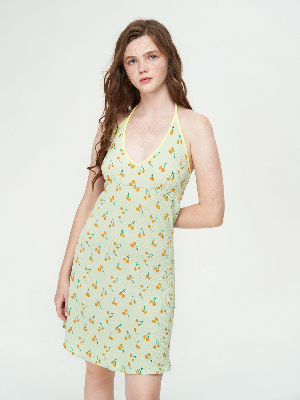 Figurbetontes Halterkleid mit Kirschdruck