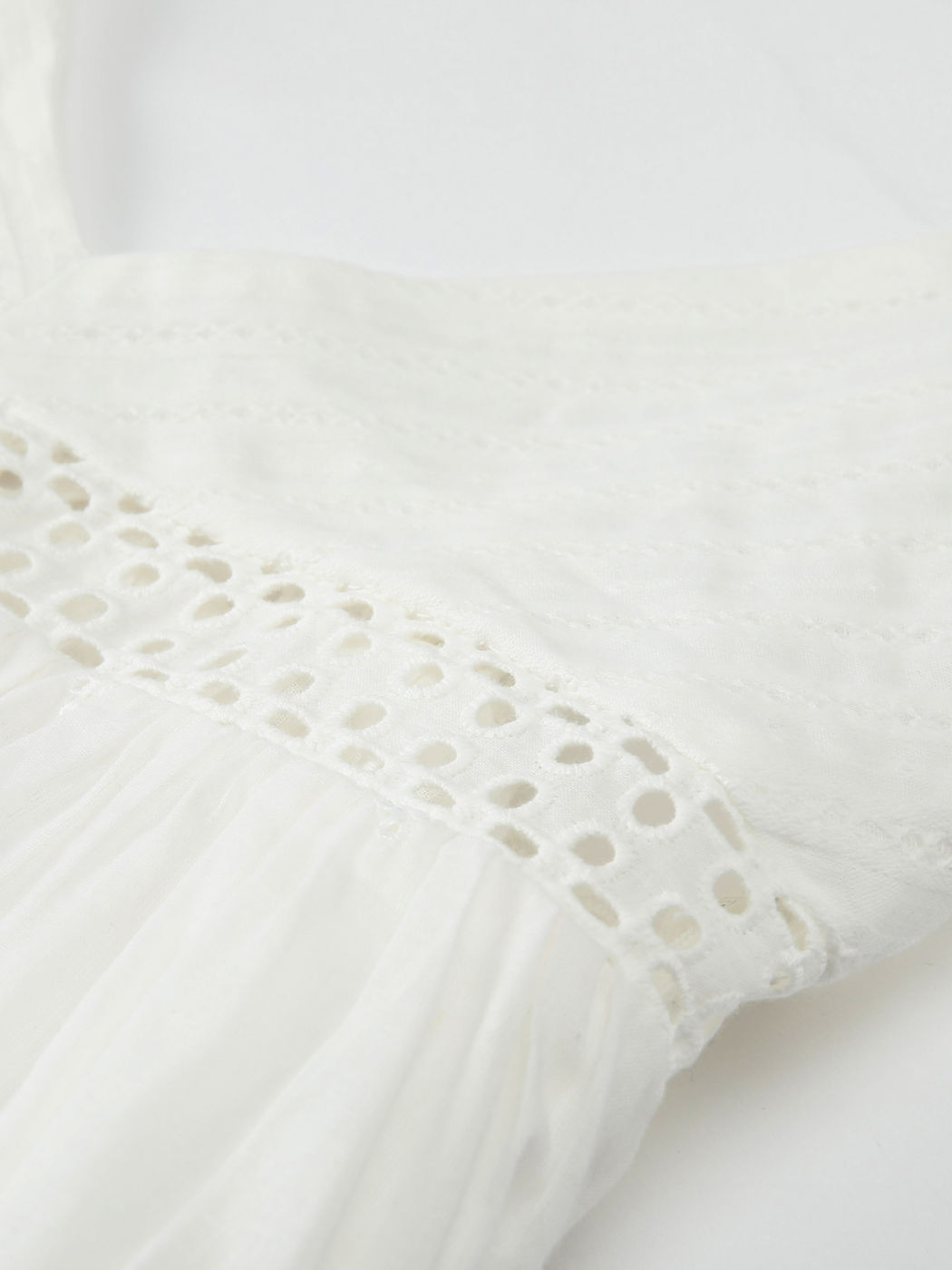 Hohles weißes Kleid mit V-Ausschnitt