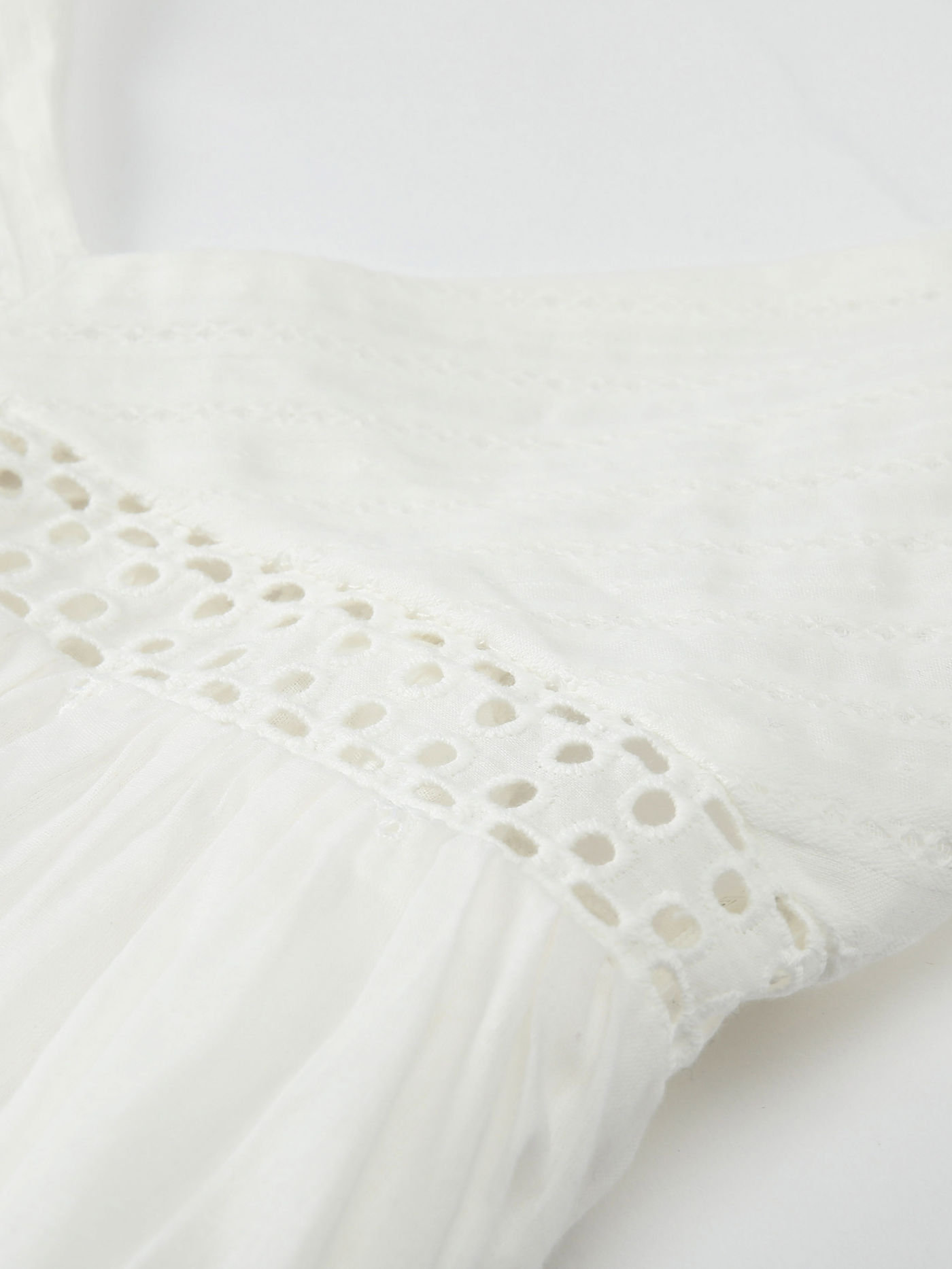 Hohles weißes Kleid mit V-Ausschnitt