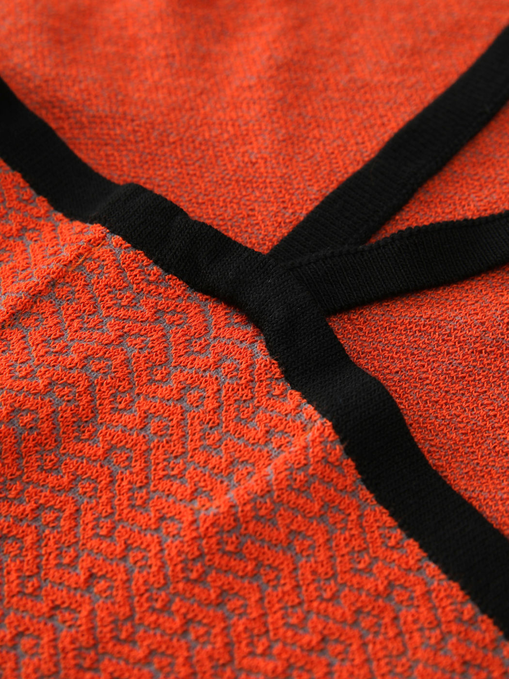 Rotes, figurbetontes, gestricktes Midikleid