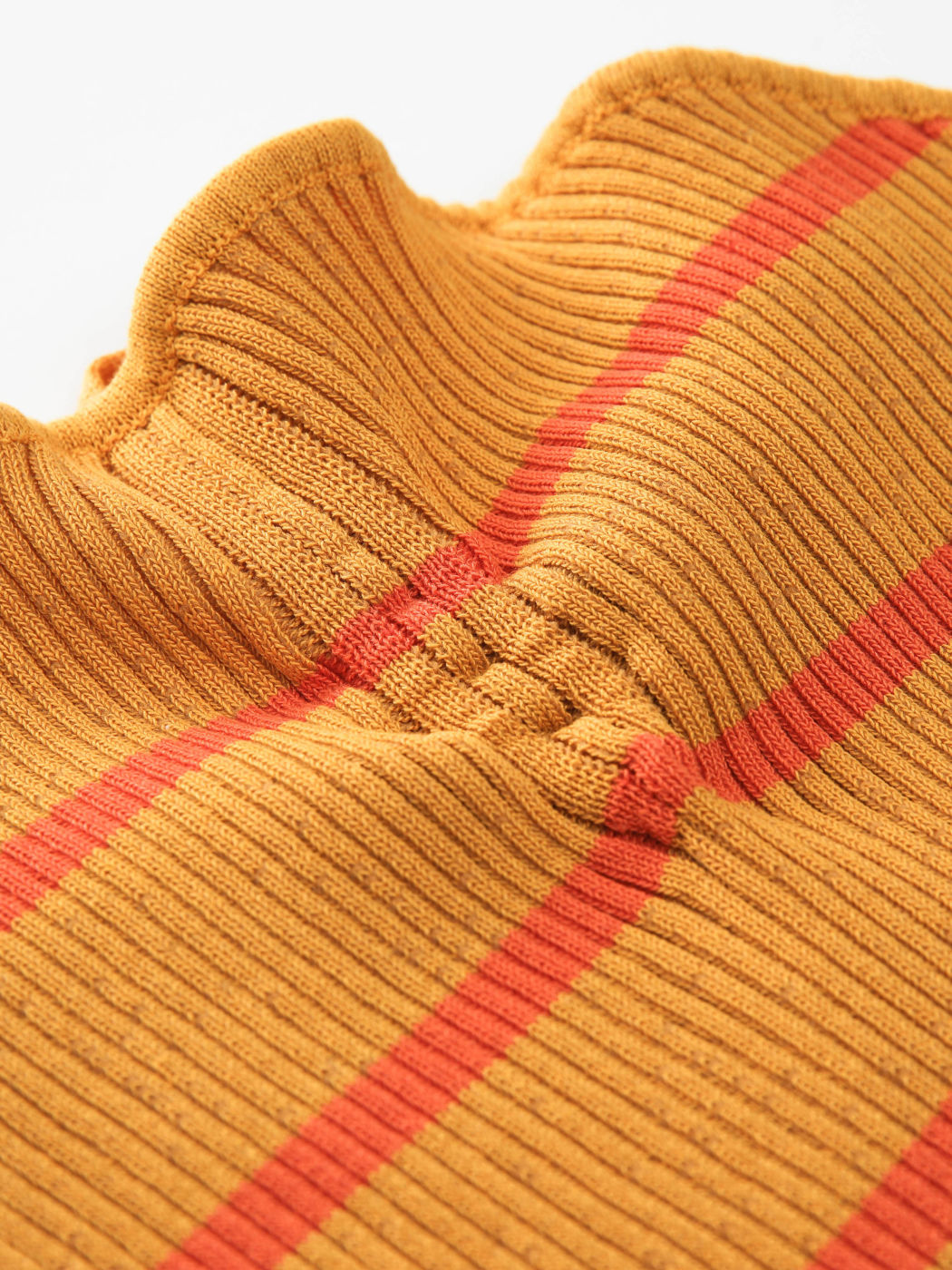 Gestricktes Neckholder-Top mit orangefarbenen Streifen