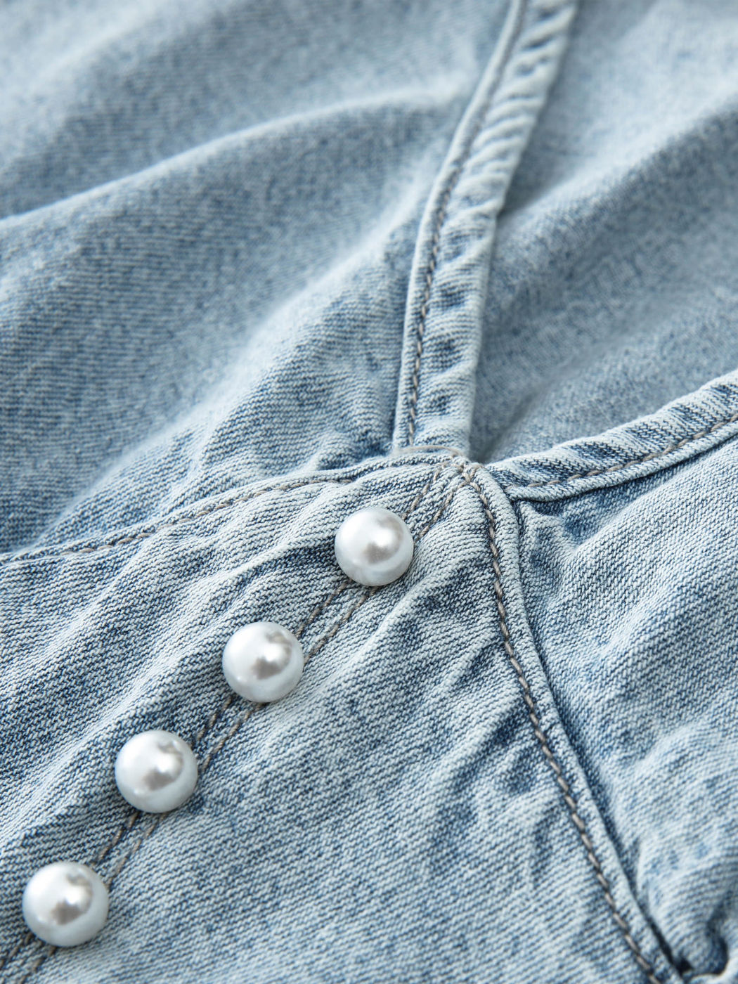 Denim-Bluse mit Perlenknöpfen