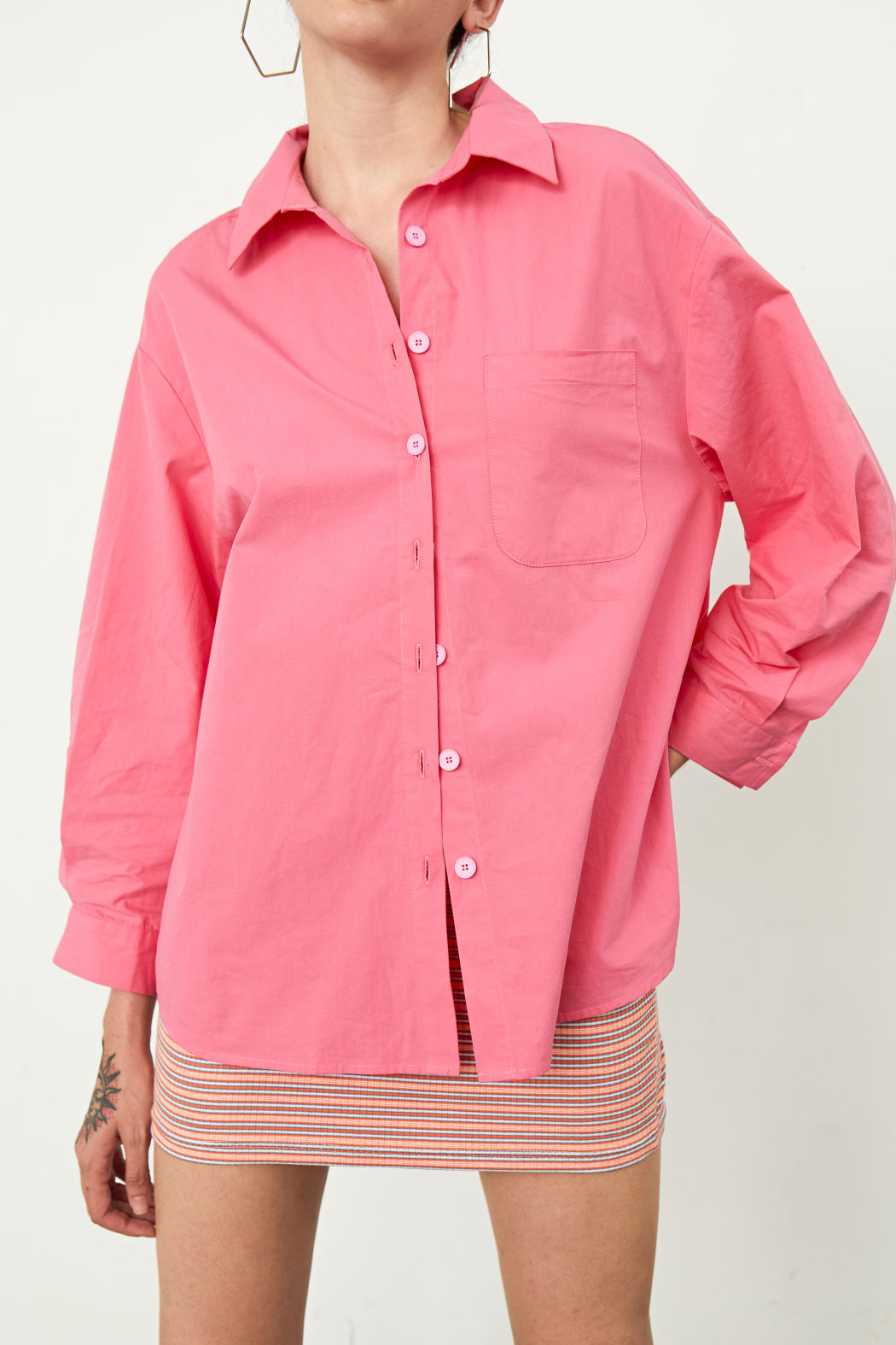 Power in rosa Bluse mit Knöpfen