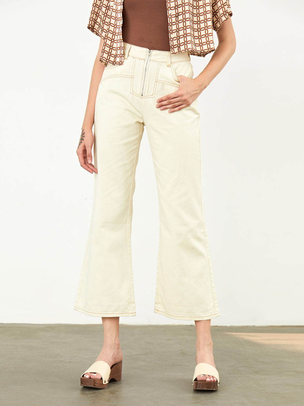 Jeans mit weißen Nähten