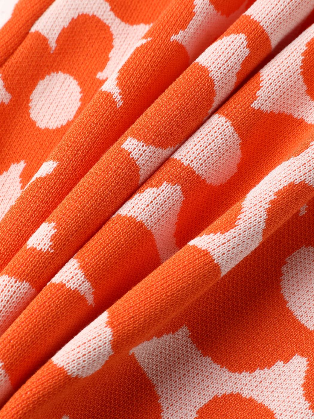 Orangefarbenes, figurbetontes Kleid mit Blumendruck