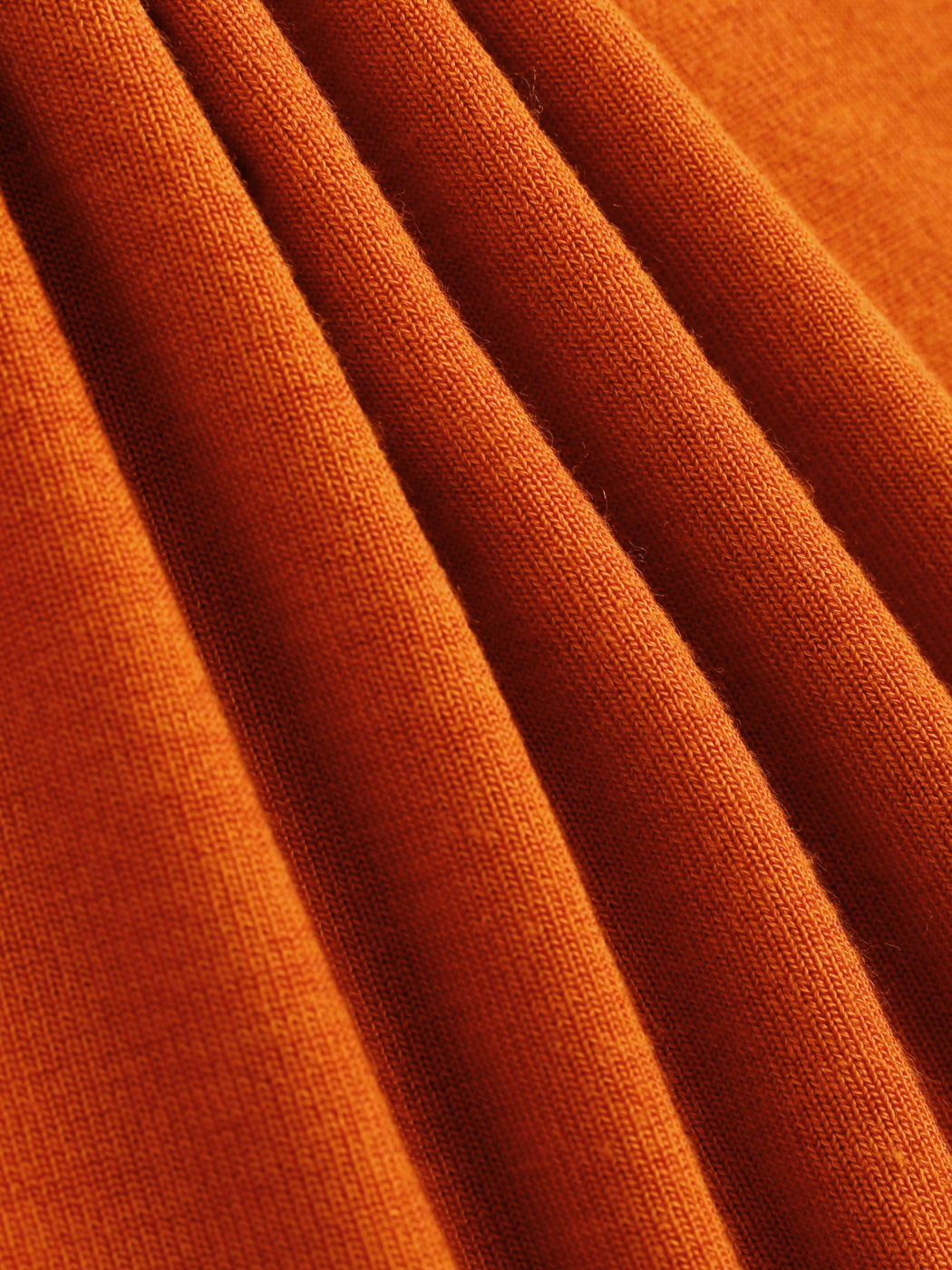 Figurbetontes Kleid mit ausgeschnittenem V-Ausschnitt