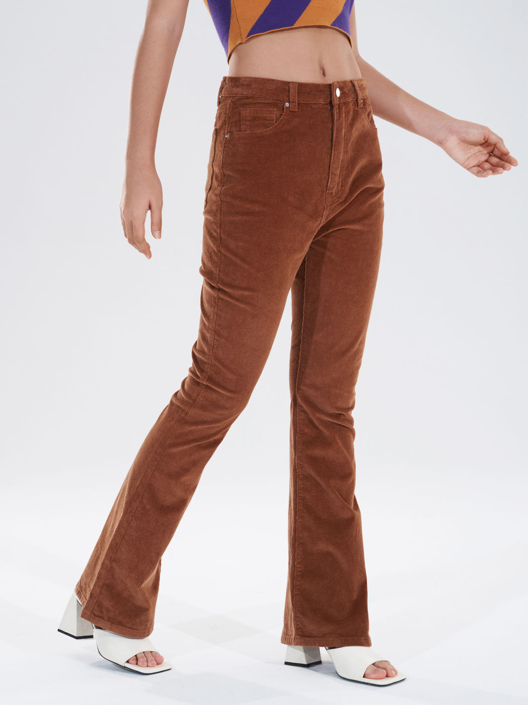 Braune, ausgestellte Cordhose