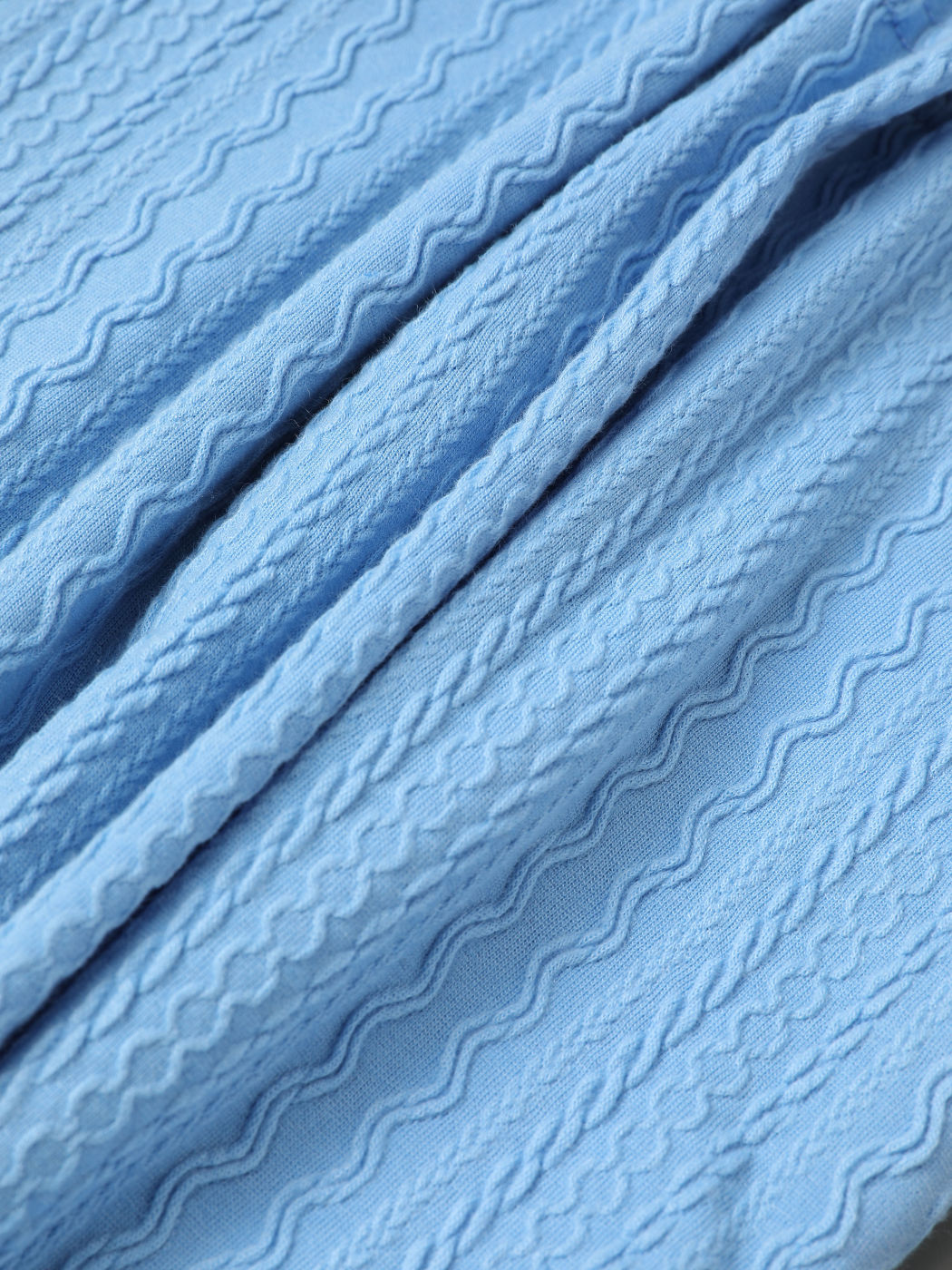 Blaues Oberteil mit asymmetrischem Ausschnitt