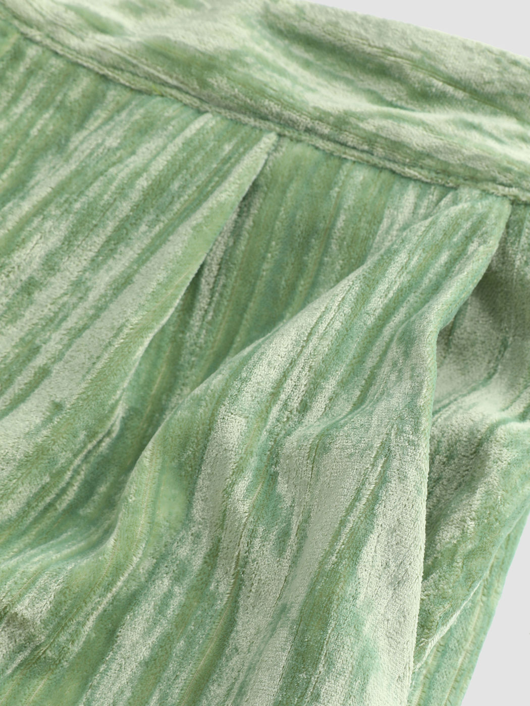  Mädchen in grünen Samt Hosen
