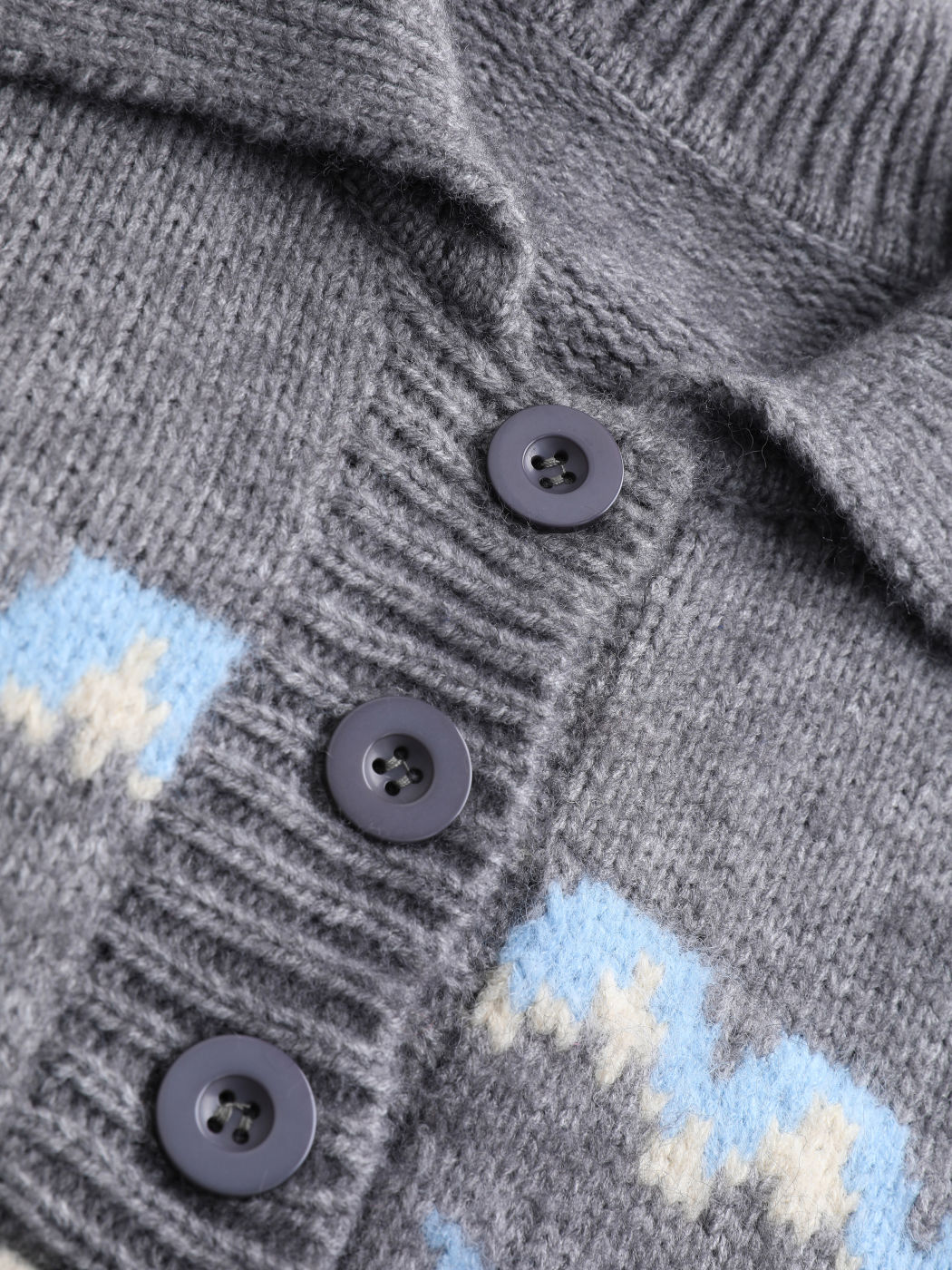 Grauer Pullover mit Kragenstreifen