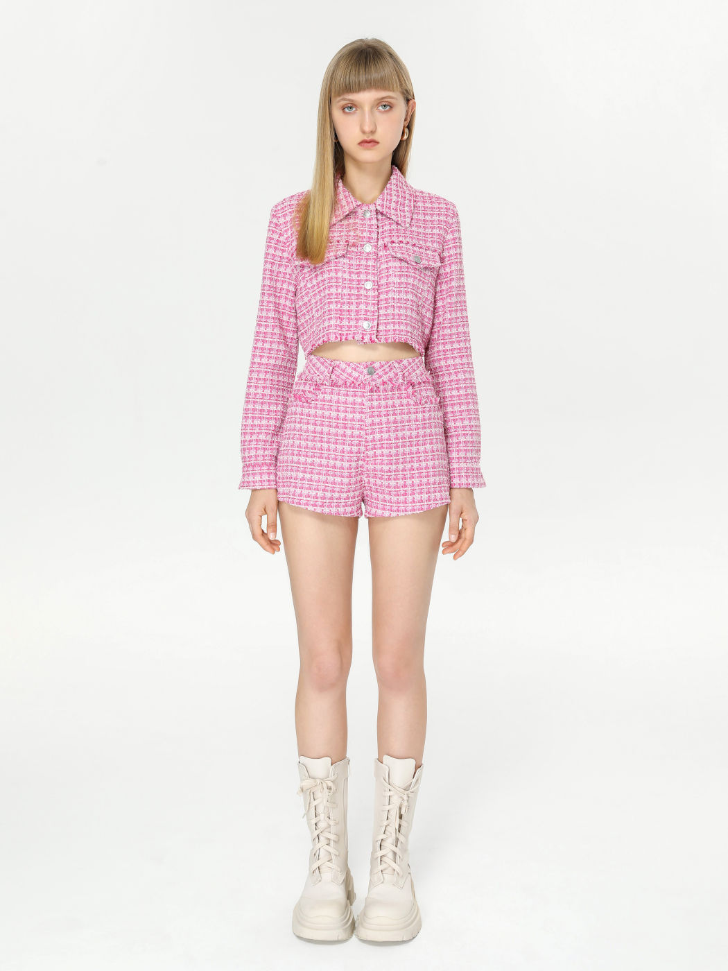  Dame in Rosa Shorts