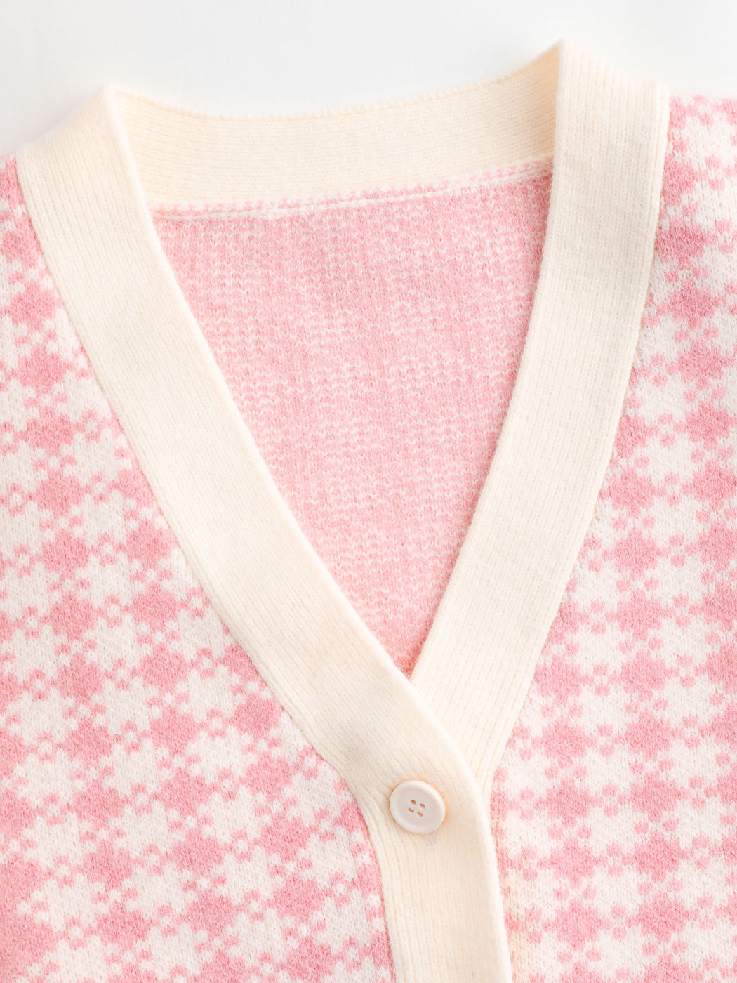 Rosa Strickjacke mit Knöpfen