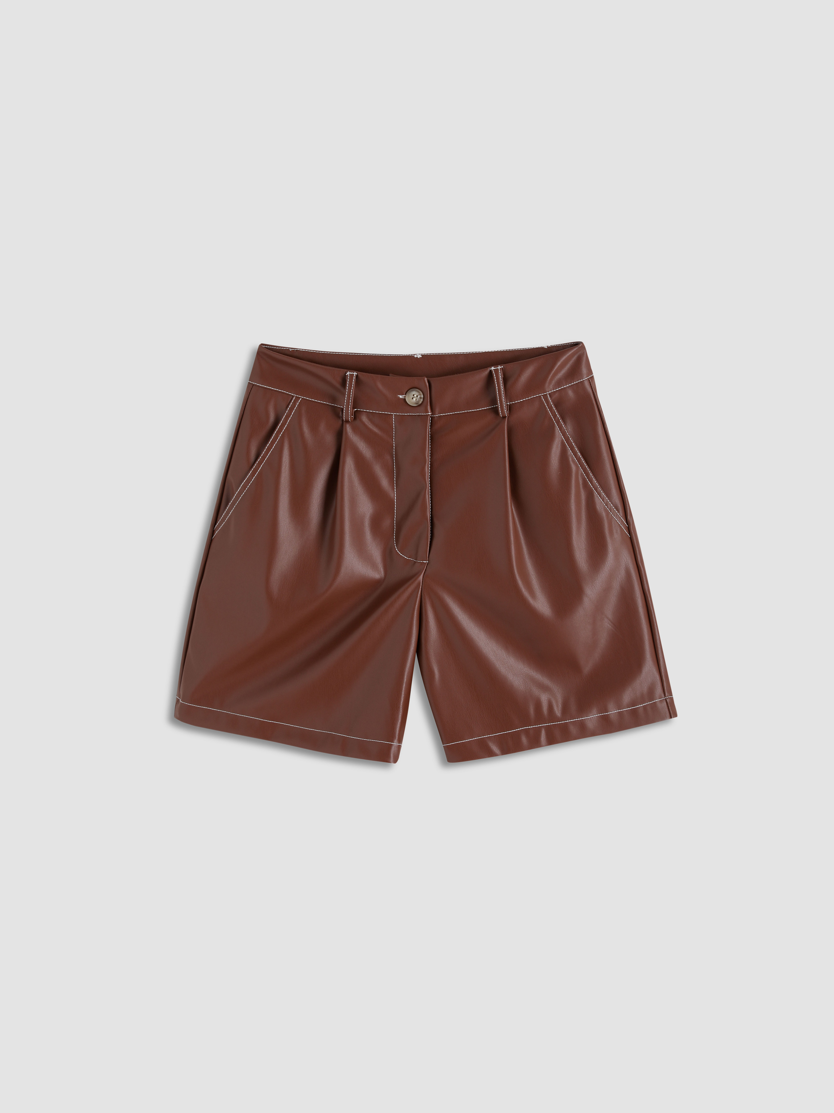 Short en simili cuir marron avec coutures