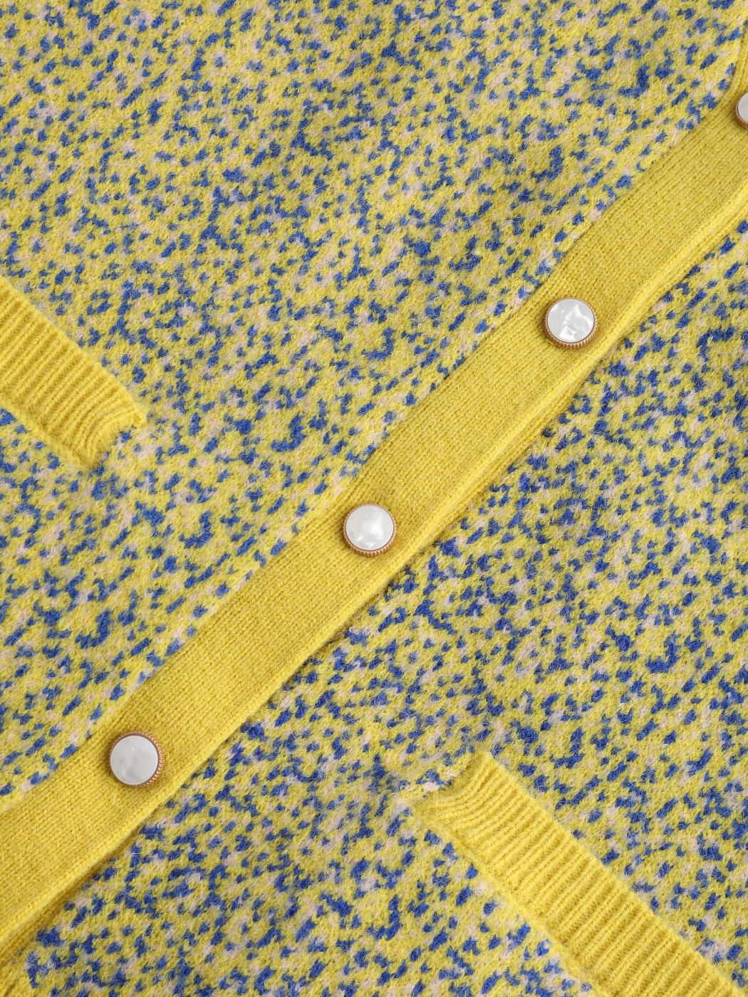Gelbe Strickweste mit Perlendetail