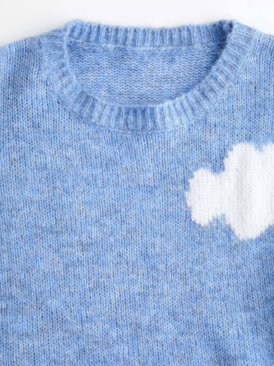 Pullover mit blauem Himmel und weißen Wolken