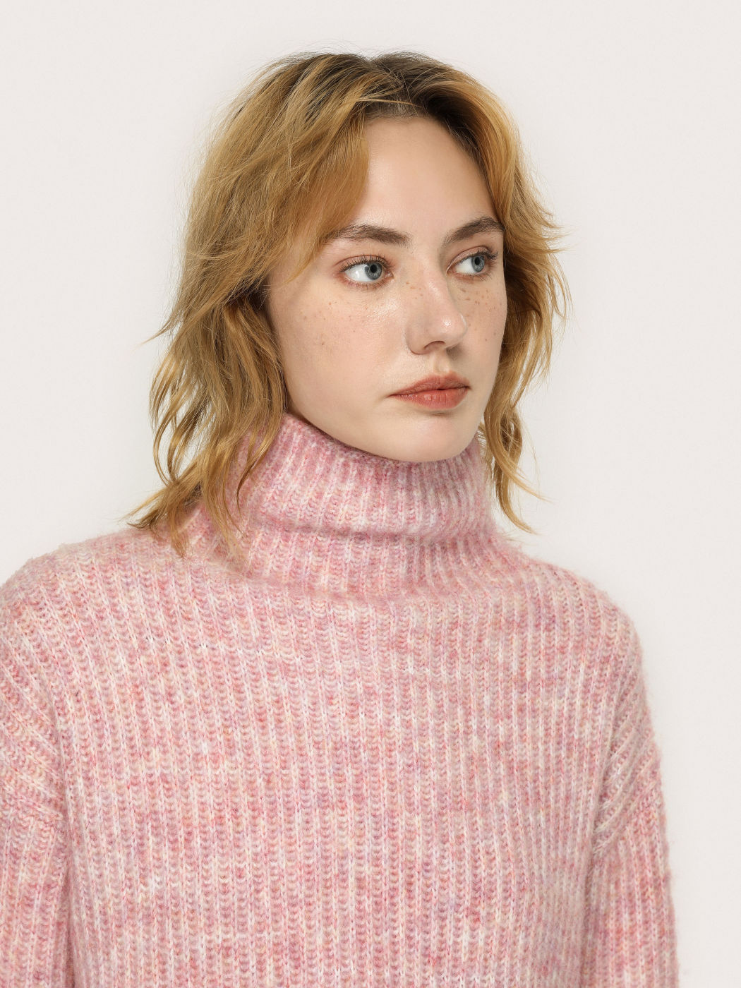 Weicher rosa gestrickter Rollkragenpullover
