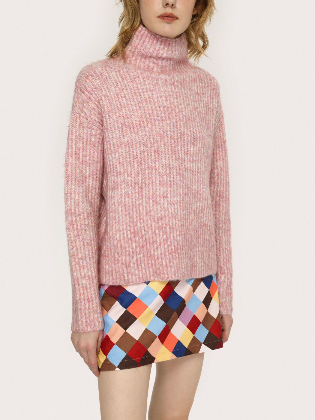 Weicher rosa gestrickter Rollkragenpullover