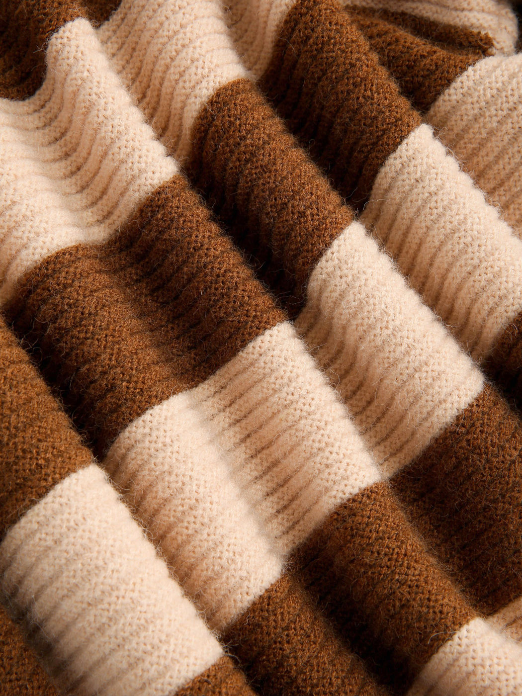Gestreifter Pullover mit Knoten vorne
