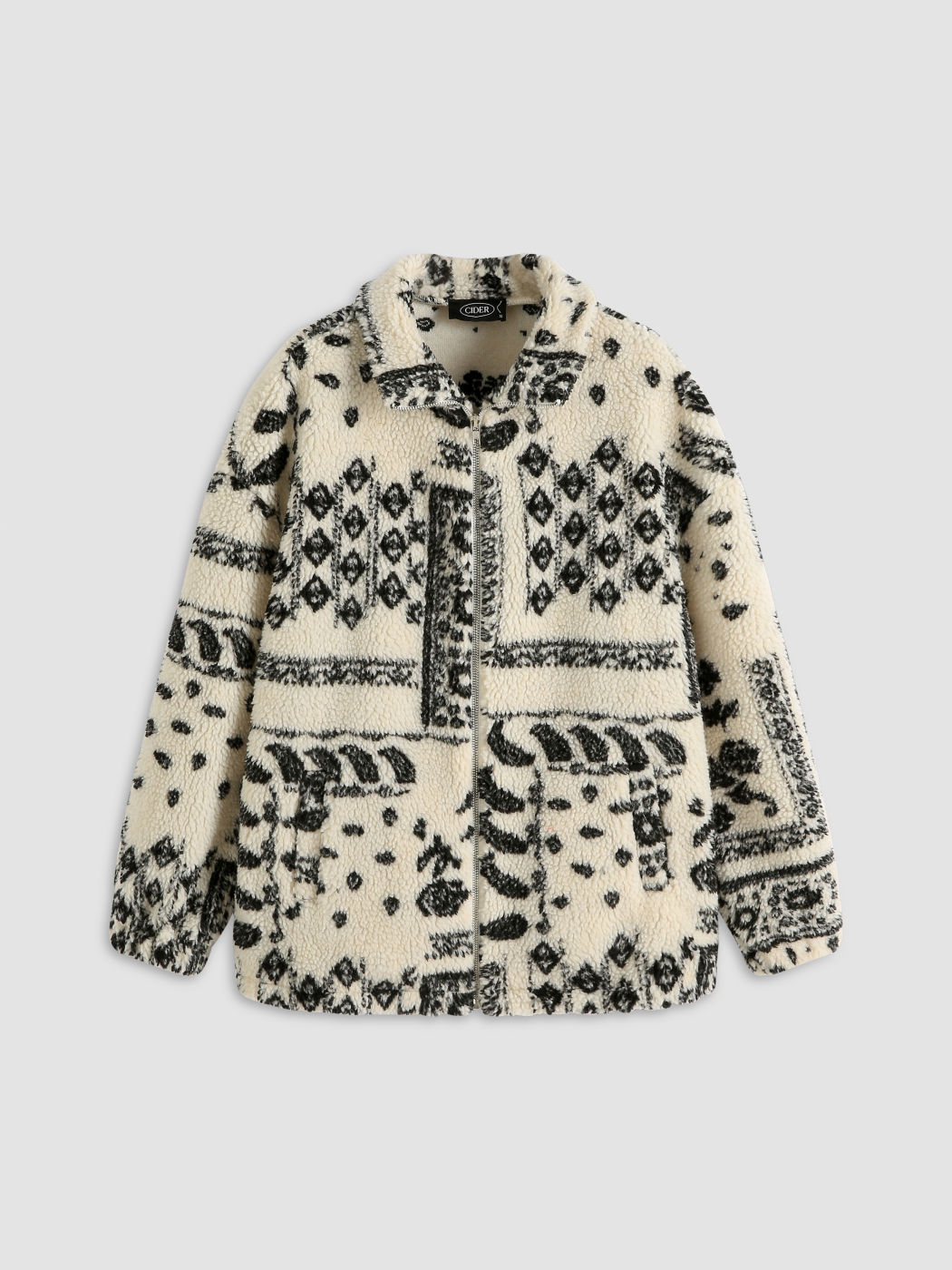 Schwarz-weißer Sherpa-Mantel zu sehen