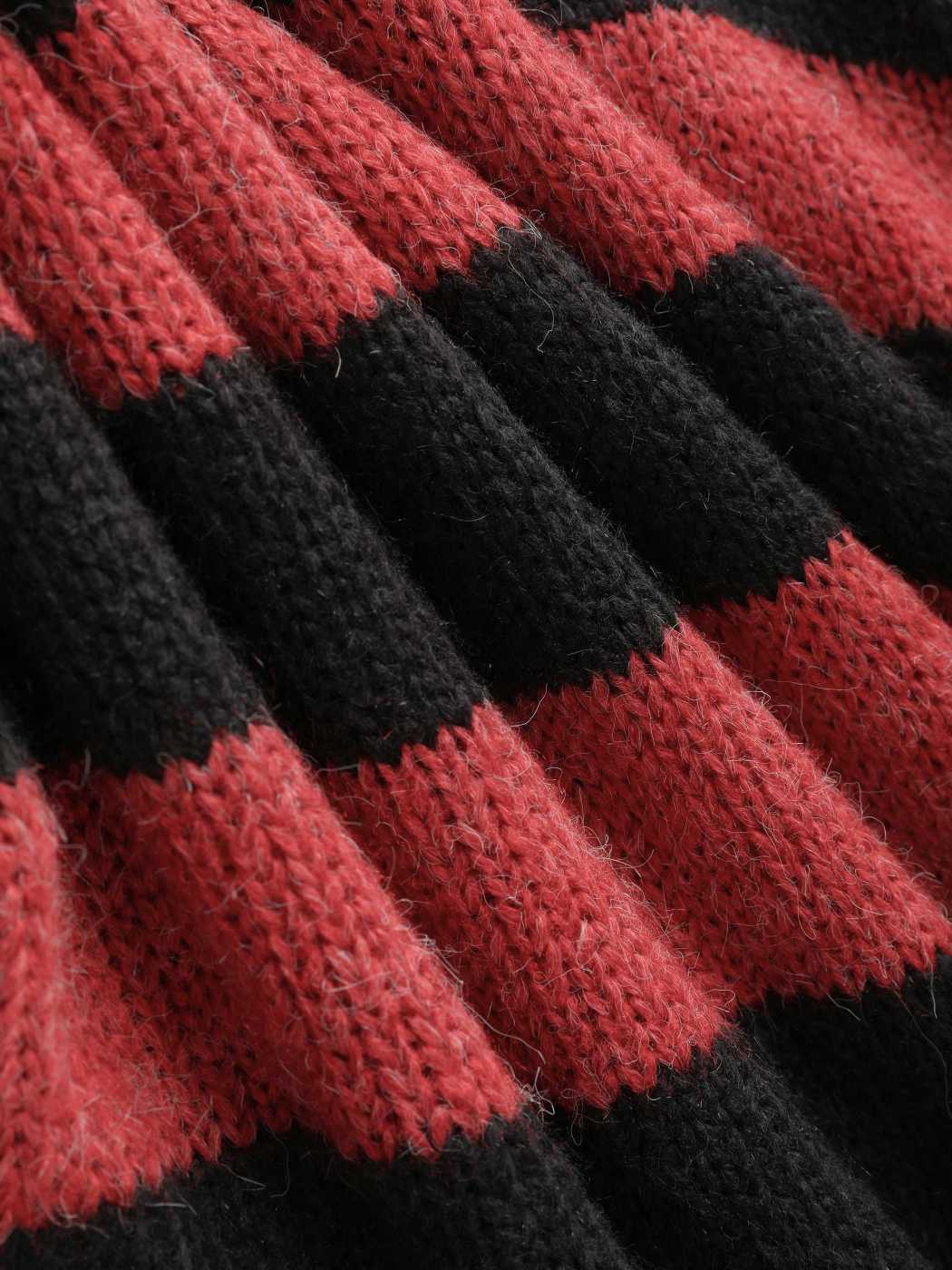 Pullover mit schwarzen und roten Streifen