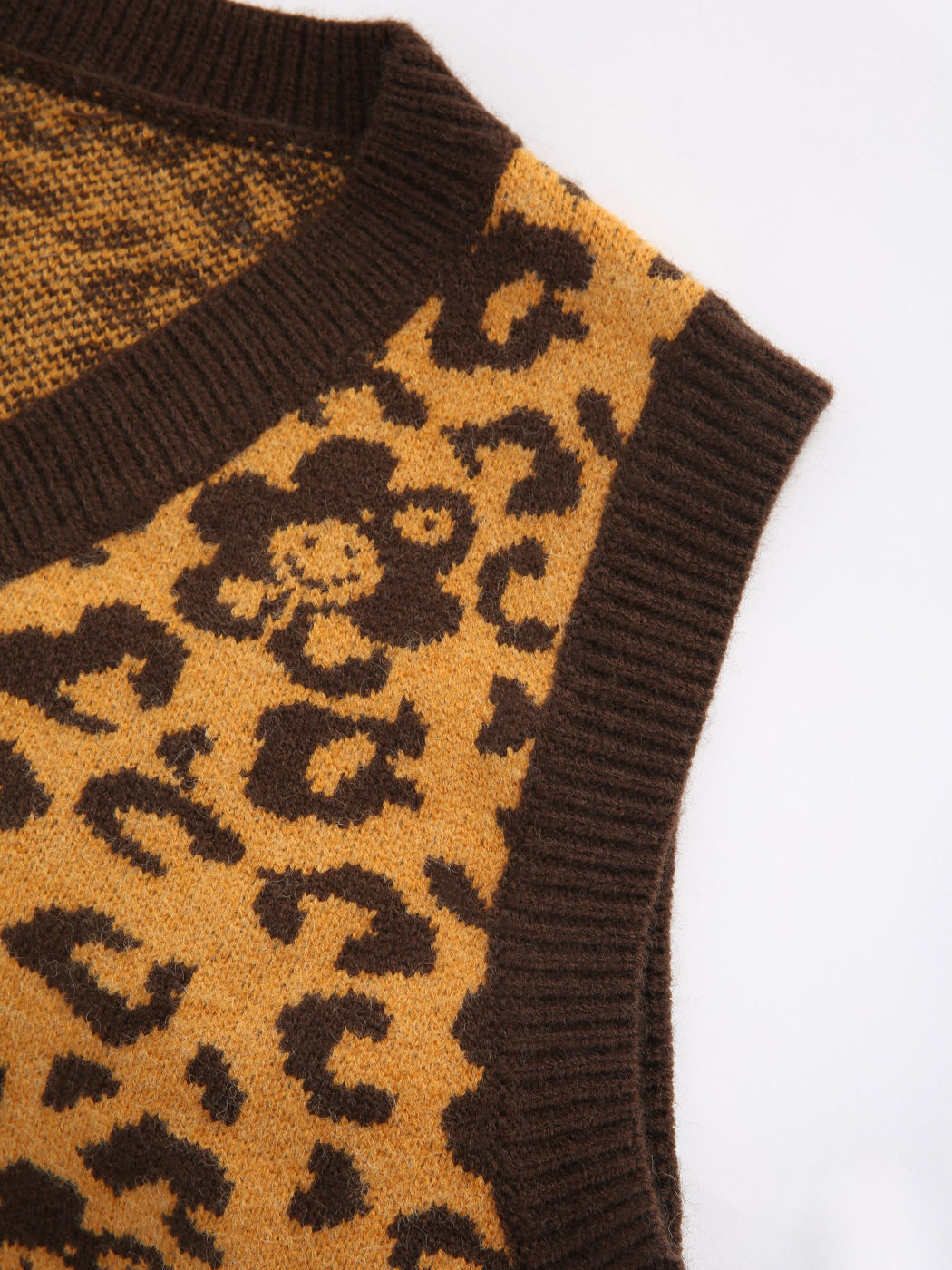 Strickweste mit Leopardenmuster