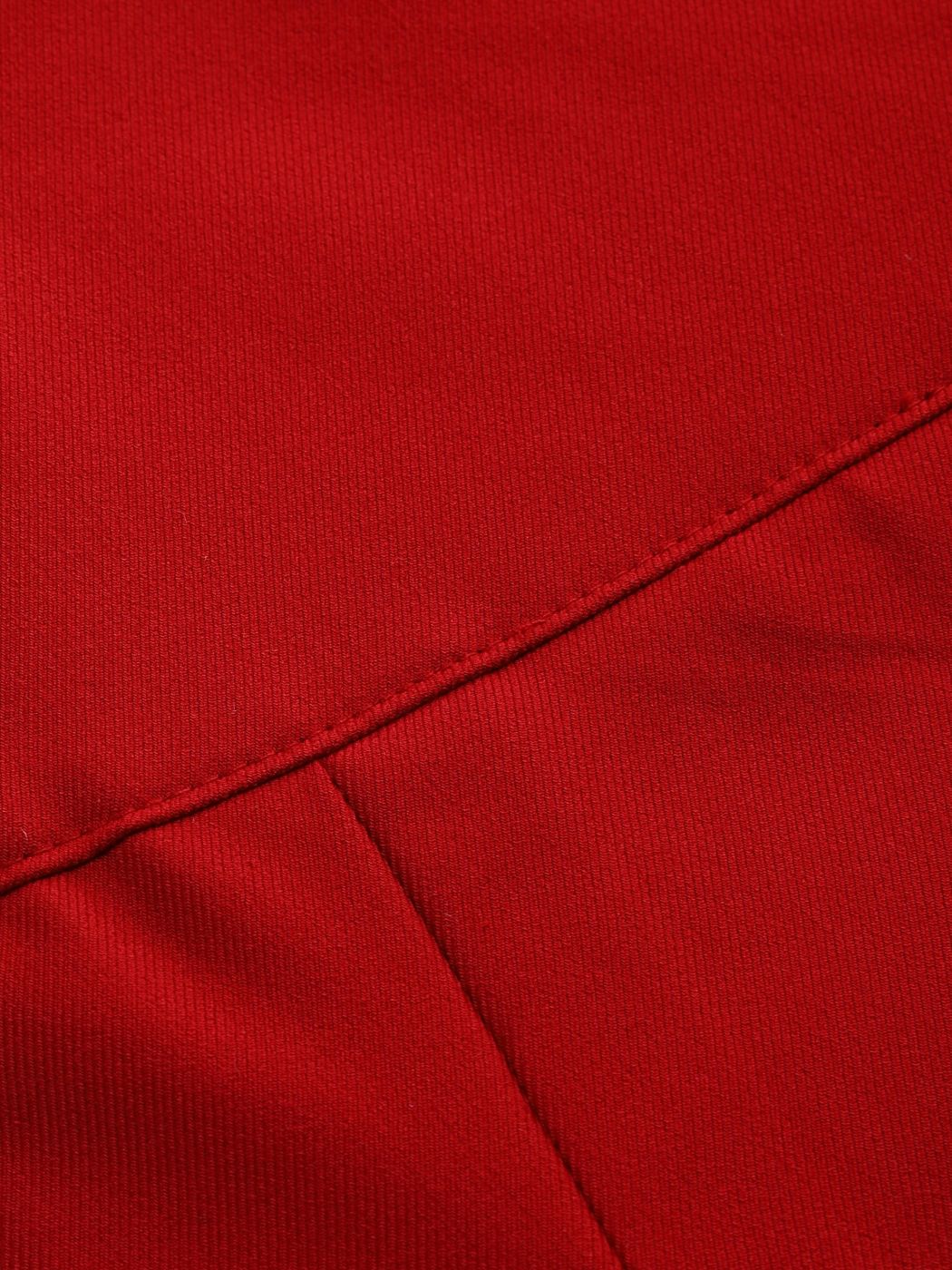 Roter plissierter Minirock