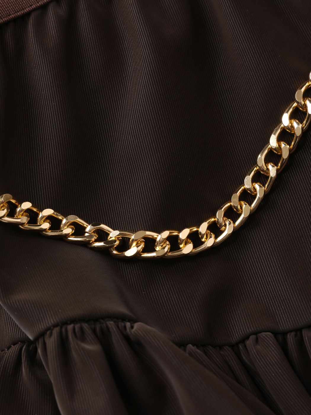 Brauner Faltenrock mit Kette