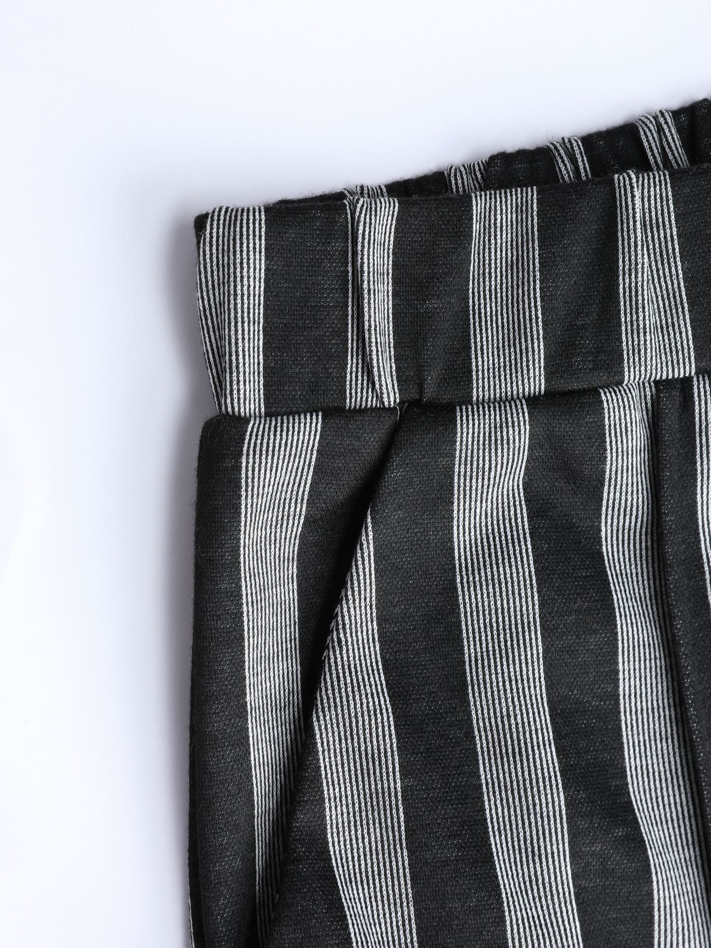 Hose mit schwarzen Streifen