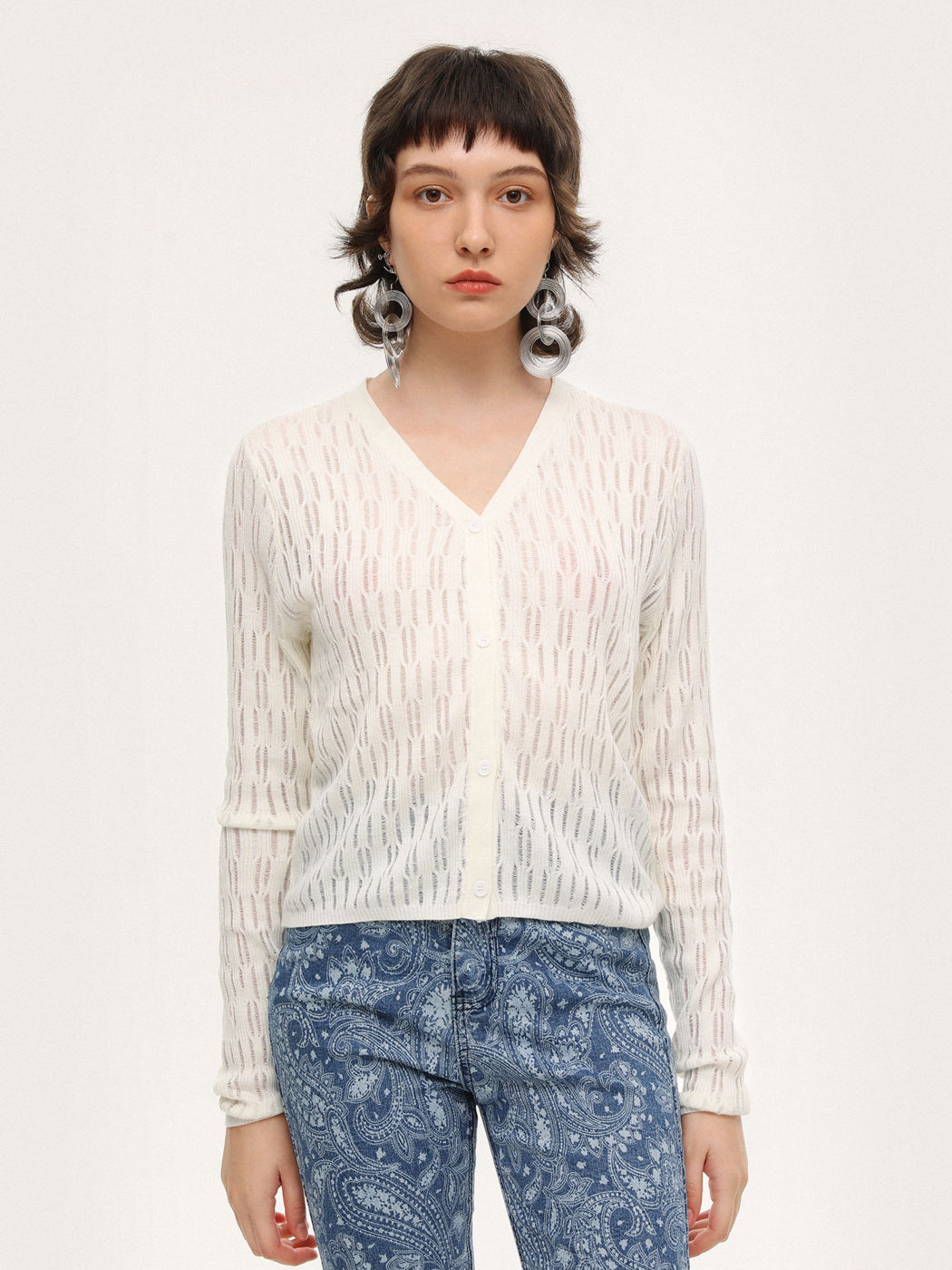 Weiße Strickjacke mit Knöpfen