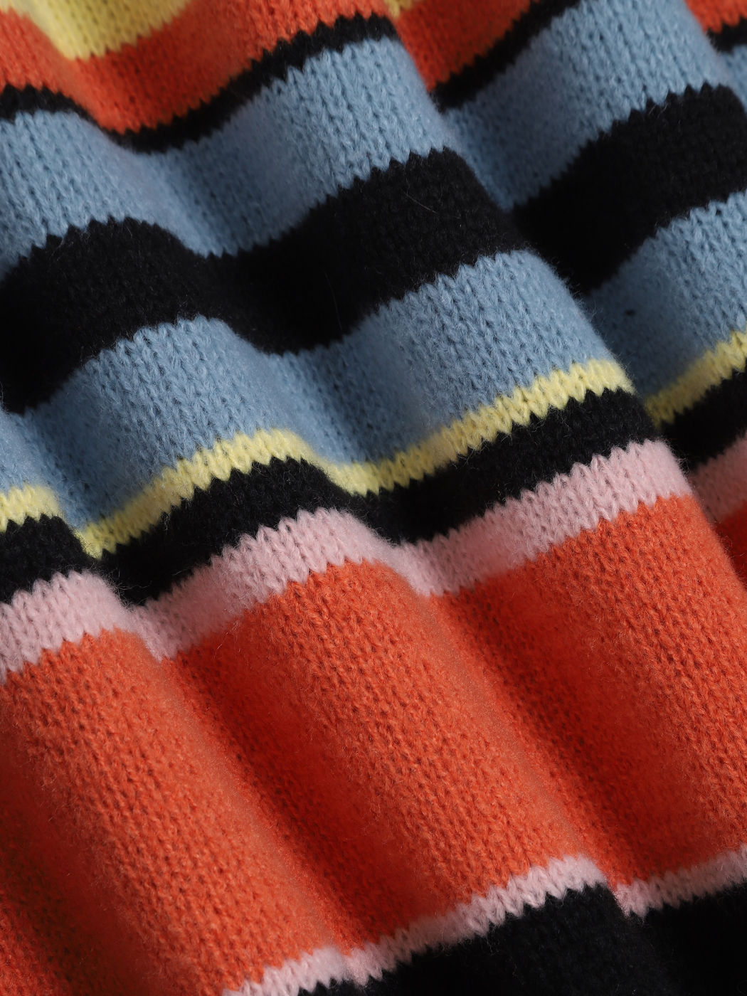 Strickjacke mit asymmetrischen Streifen