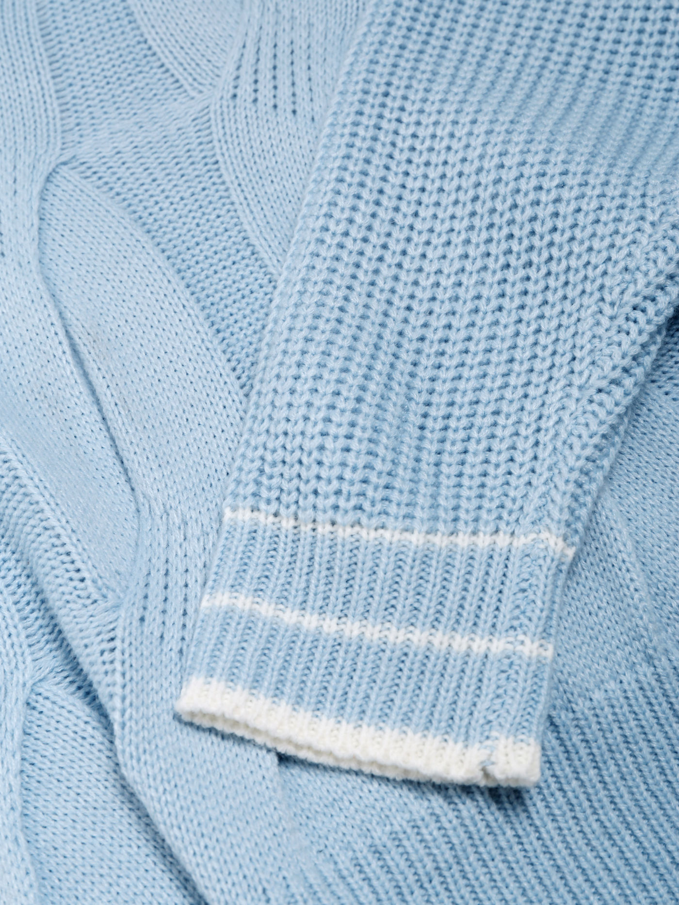 Blauer Pullover mit Kontraststreifen