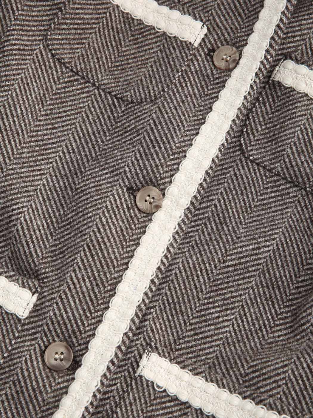 Jacke mit schlichtem Muster und Blumenbesatz