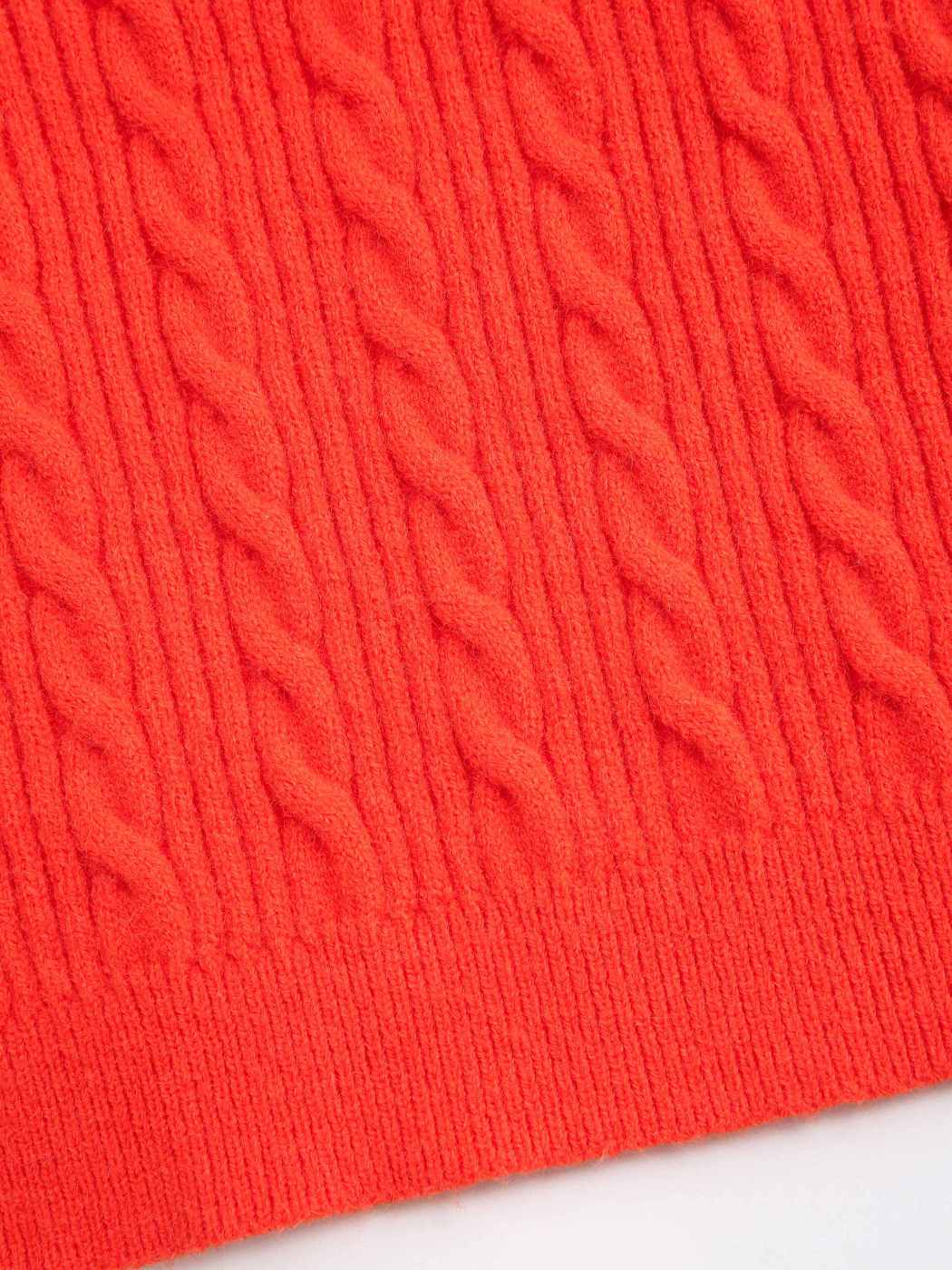 Rote Strickweste mit Zopfmuster