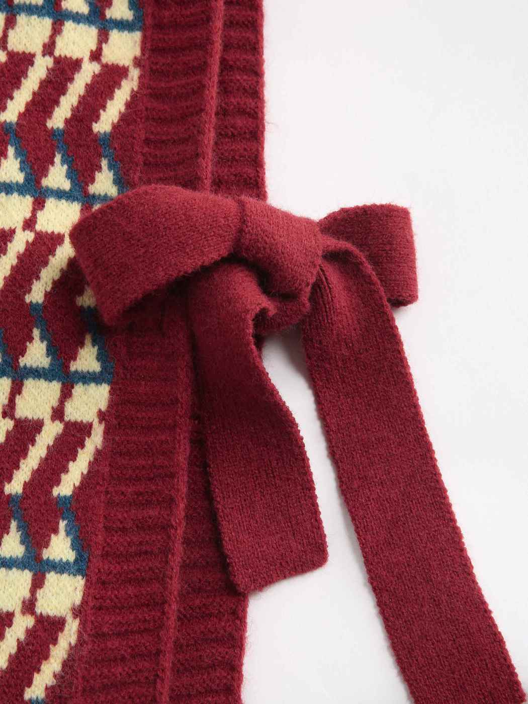 Strickweste mit seitlich gebundenen Streifen