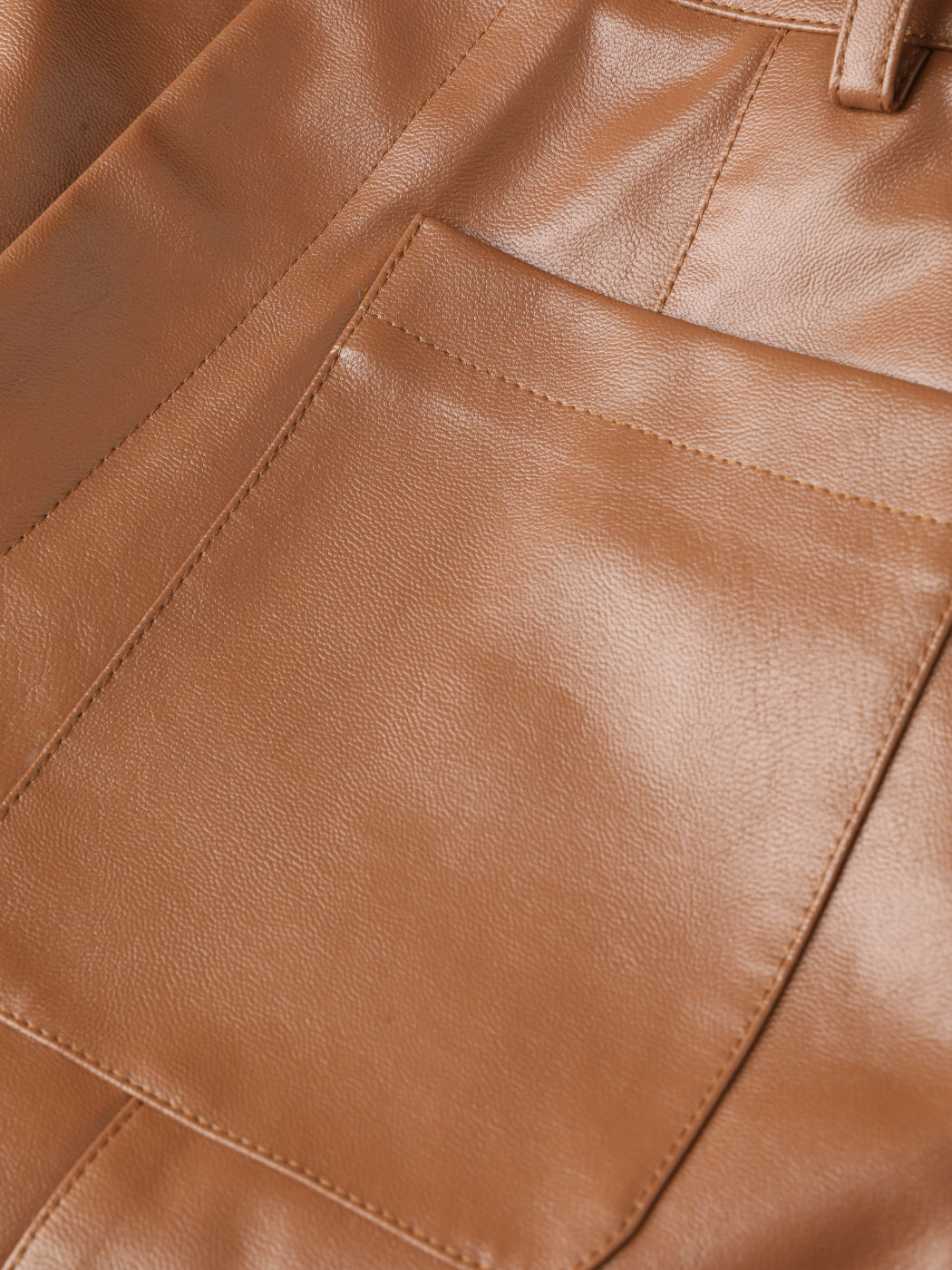 Braune Kunstlederhose mit weitem Bein