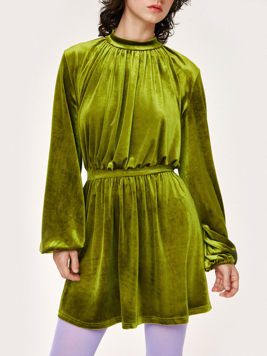 Entscheiden Sie sich für das grüne Langarm-Minikleid
