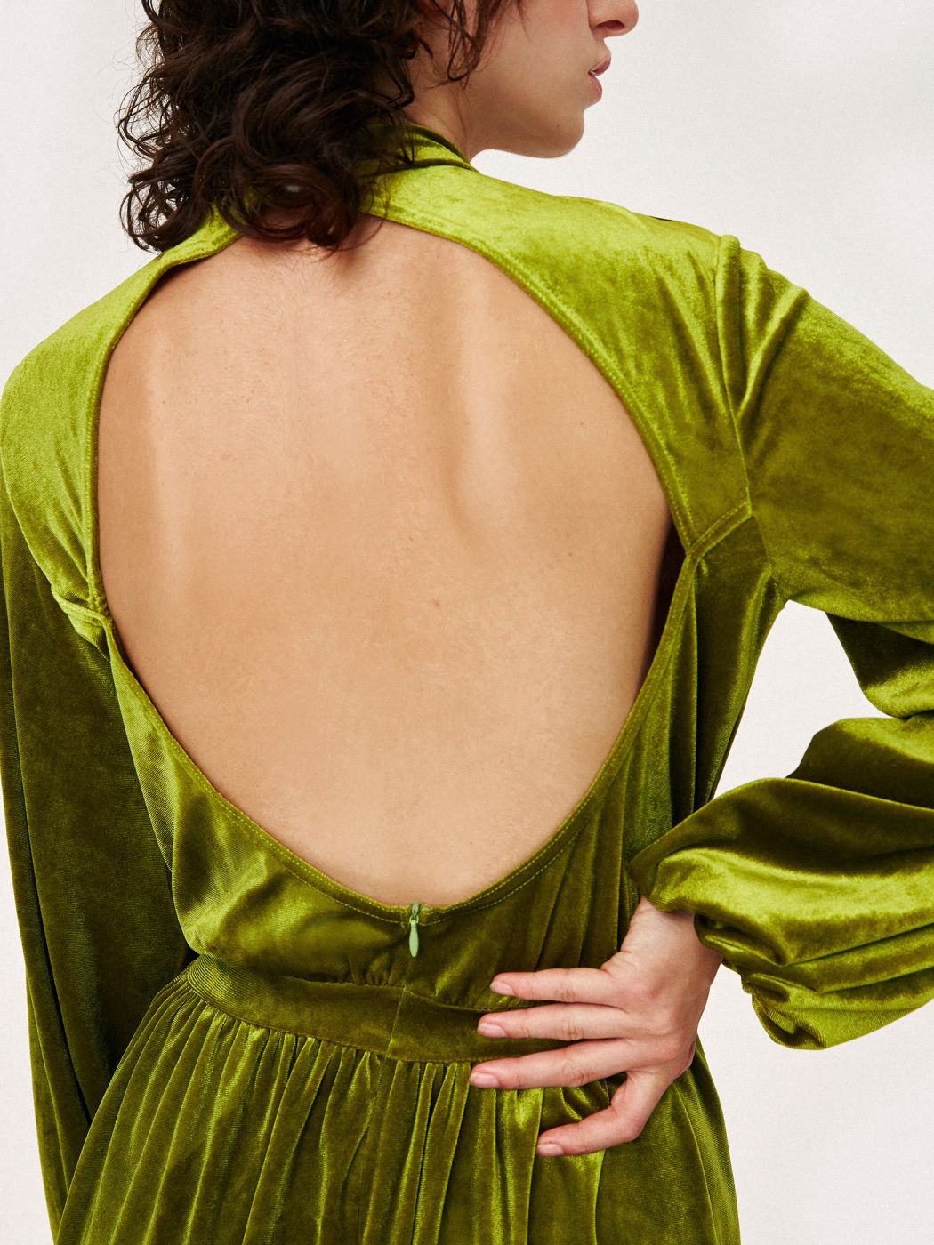 Entscheiden Sie sich für das grüne Langarm-Minikleid