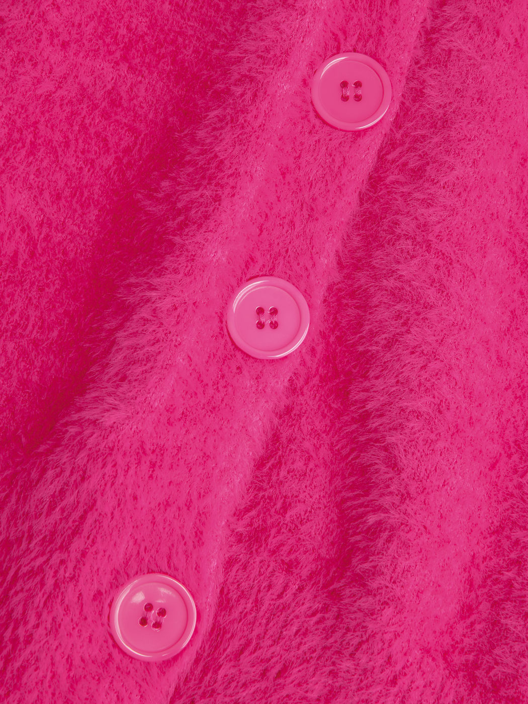 Strickjacke mit Fuzzy-Knöpfen