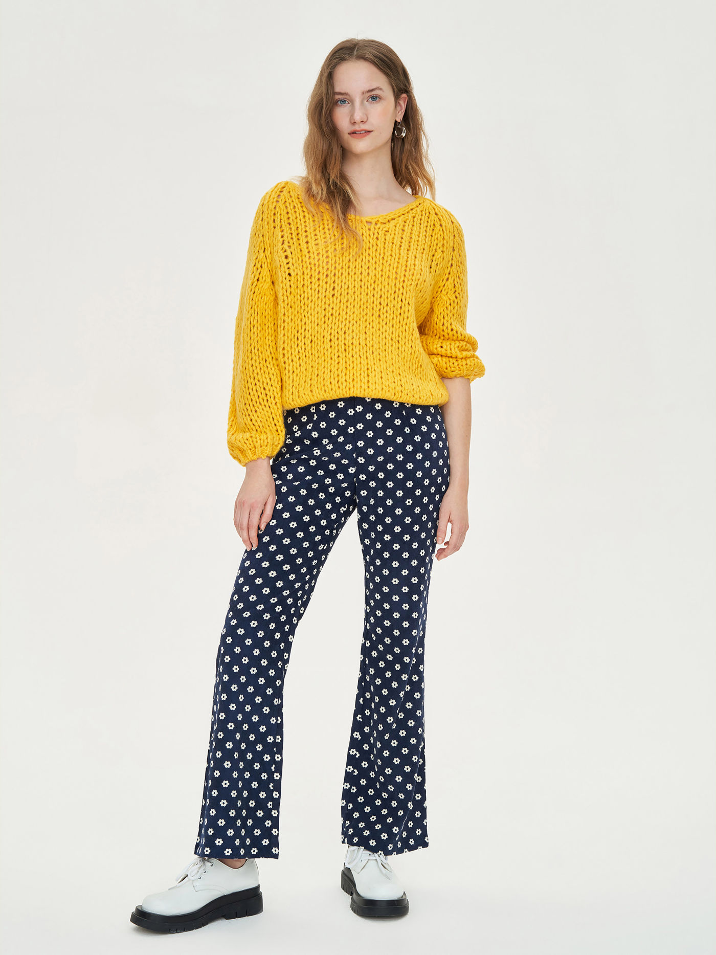 Gelber hohler Pullover
