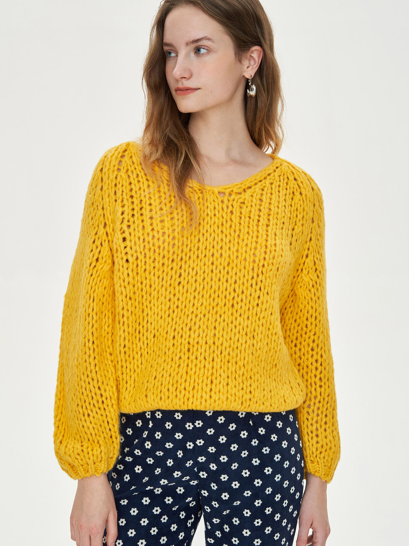 Gelber hohler Pullover