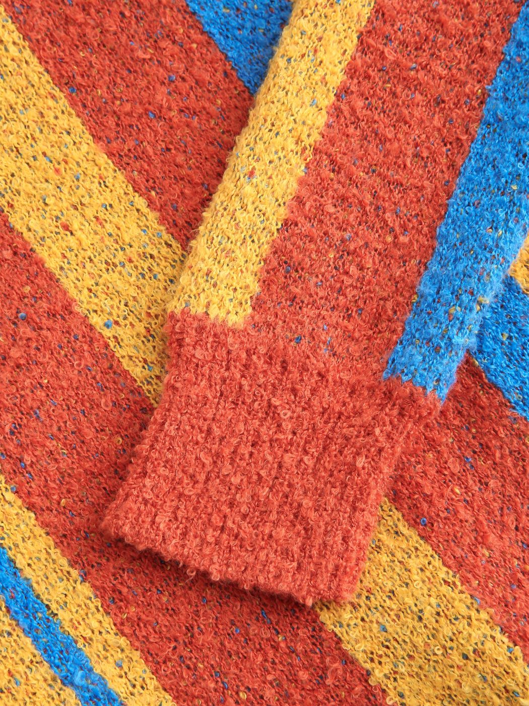 Gestreifter Pullover mit V-Ausschnitt