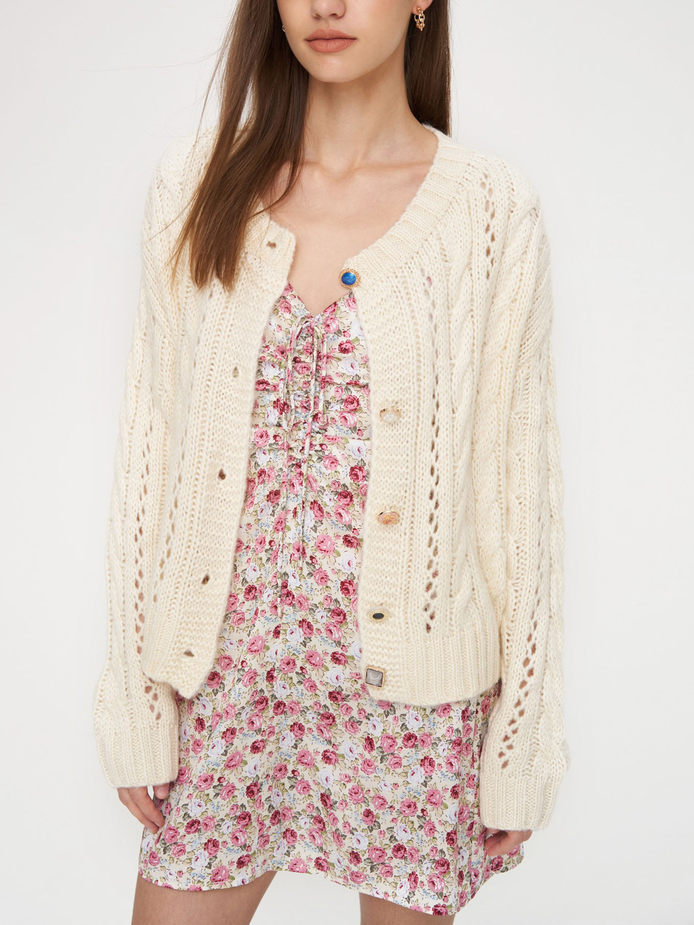 Strickjacke mit Strass- und Perlenknöpfen