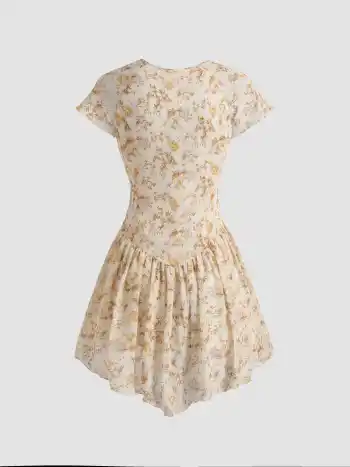 Verspieltes Blumenkleid mit Puffärmeln