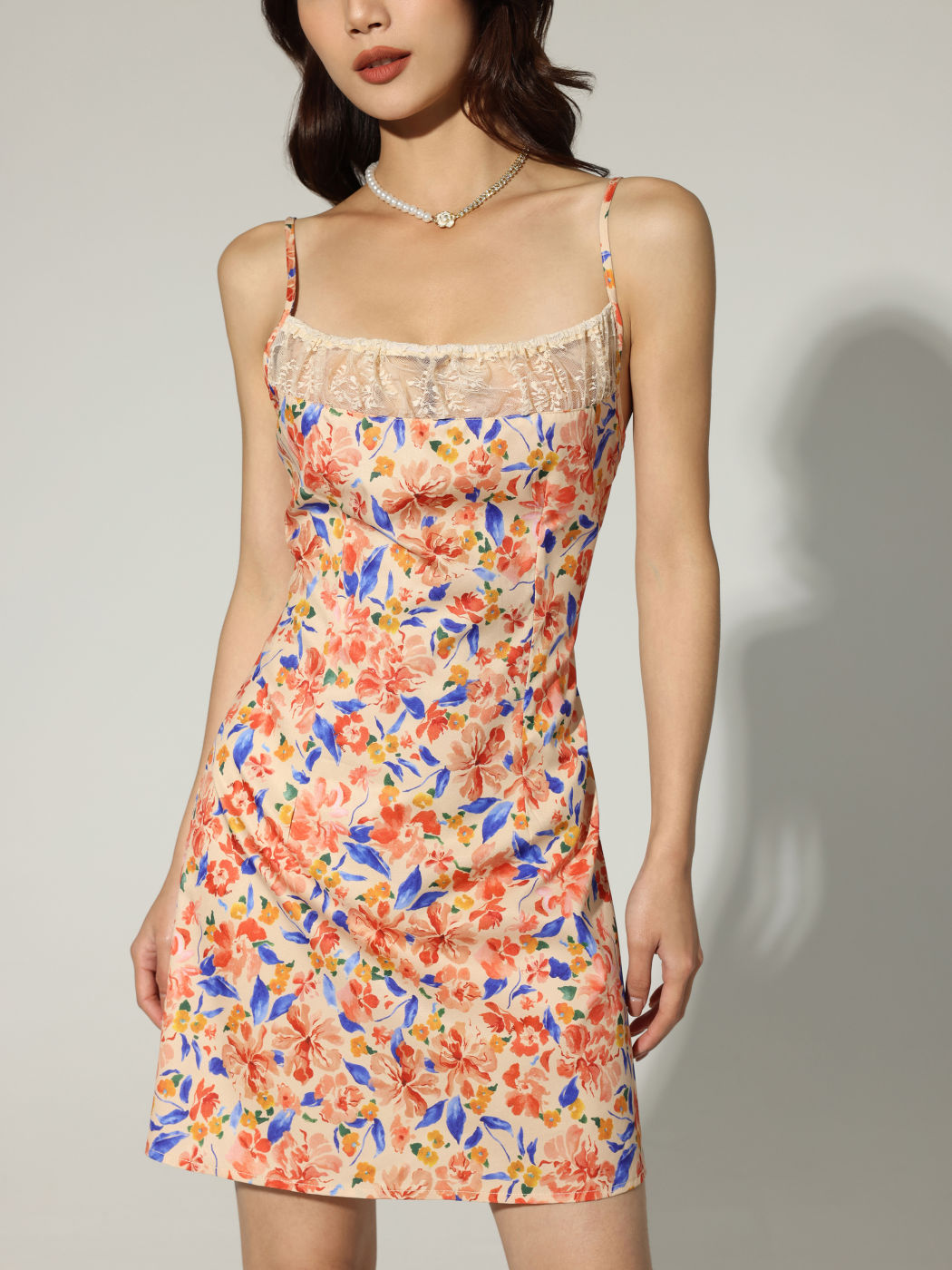 Florales Spitzen-Patchy-Cami-Kleid